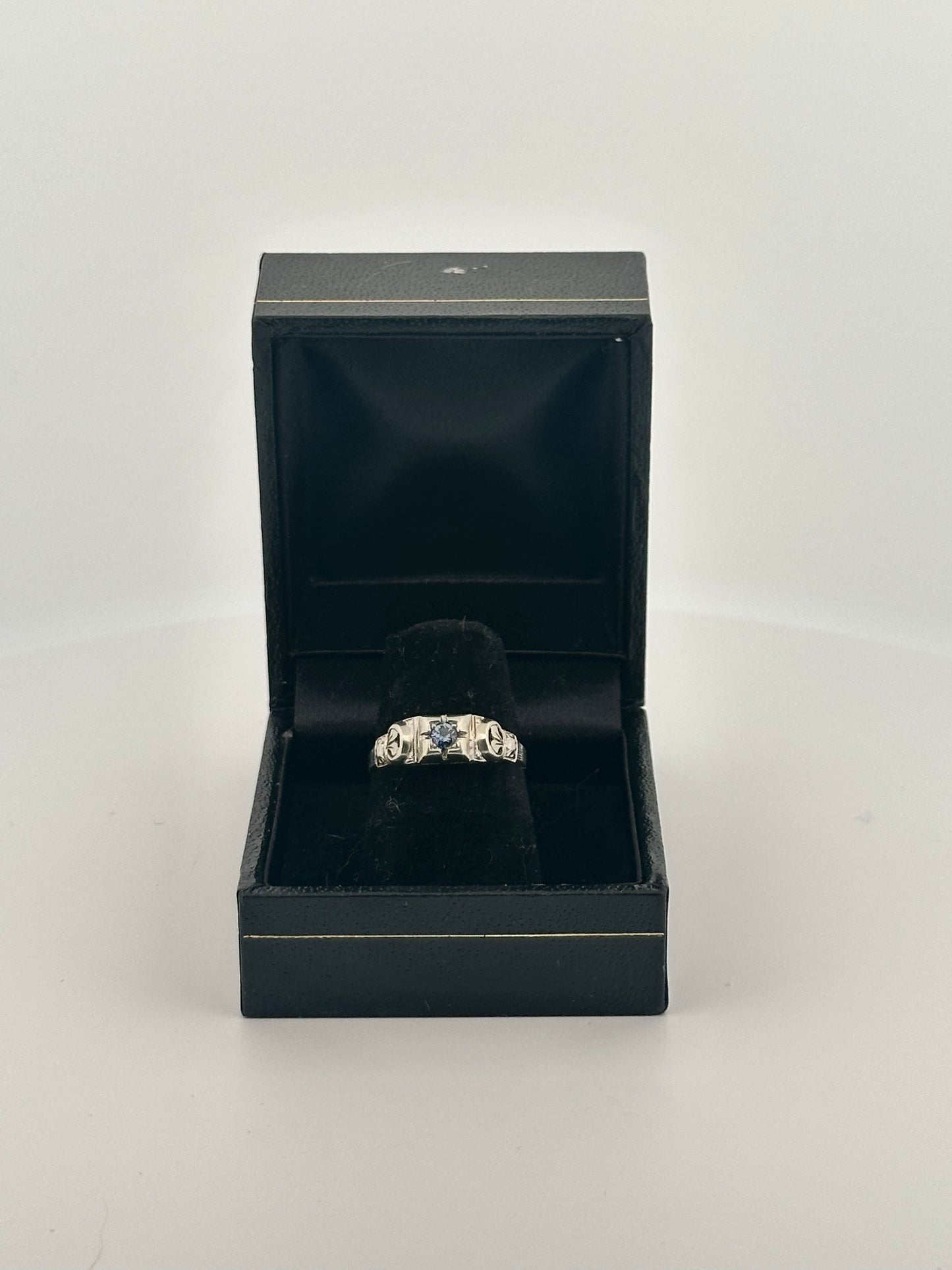 Antique art deco Ceylon sapphire ring in 18k white gold