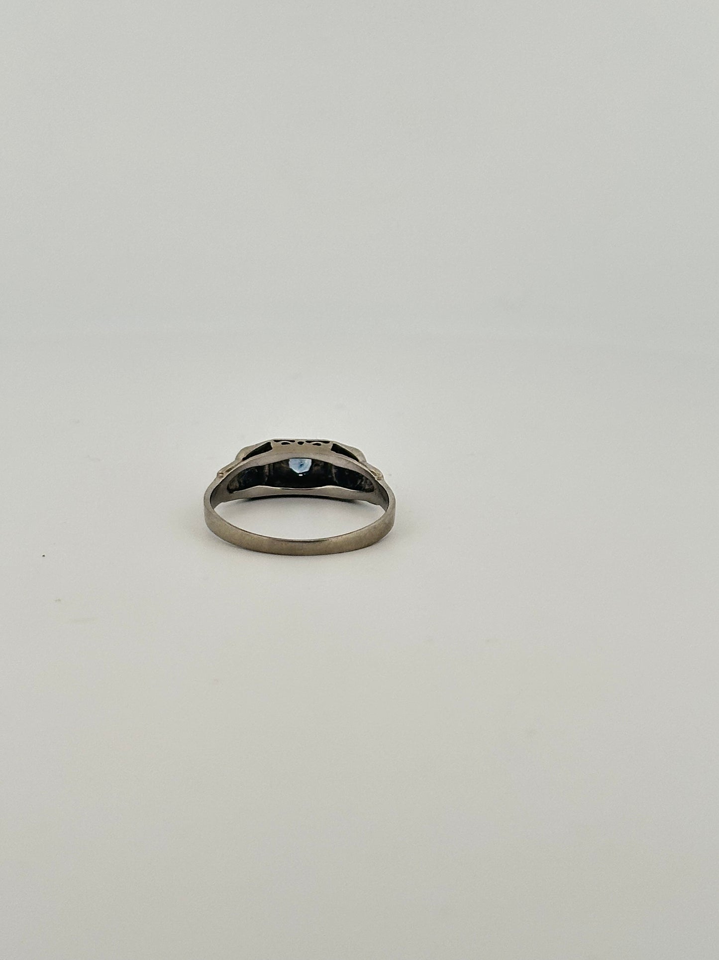 Antique art deco Ceylon sapphire ring in 18k white gold