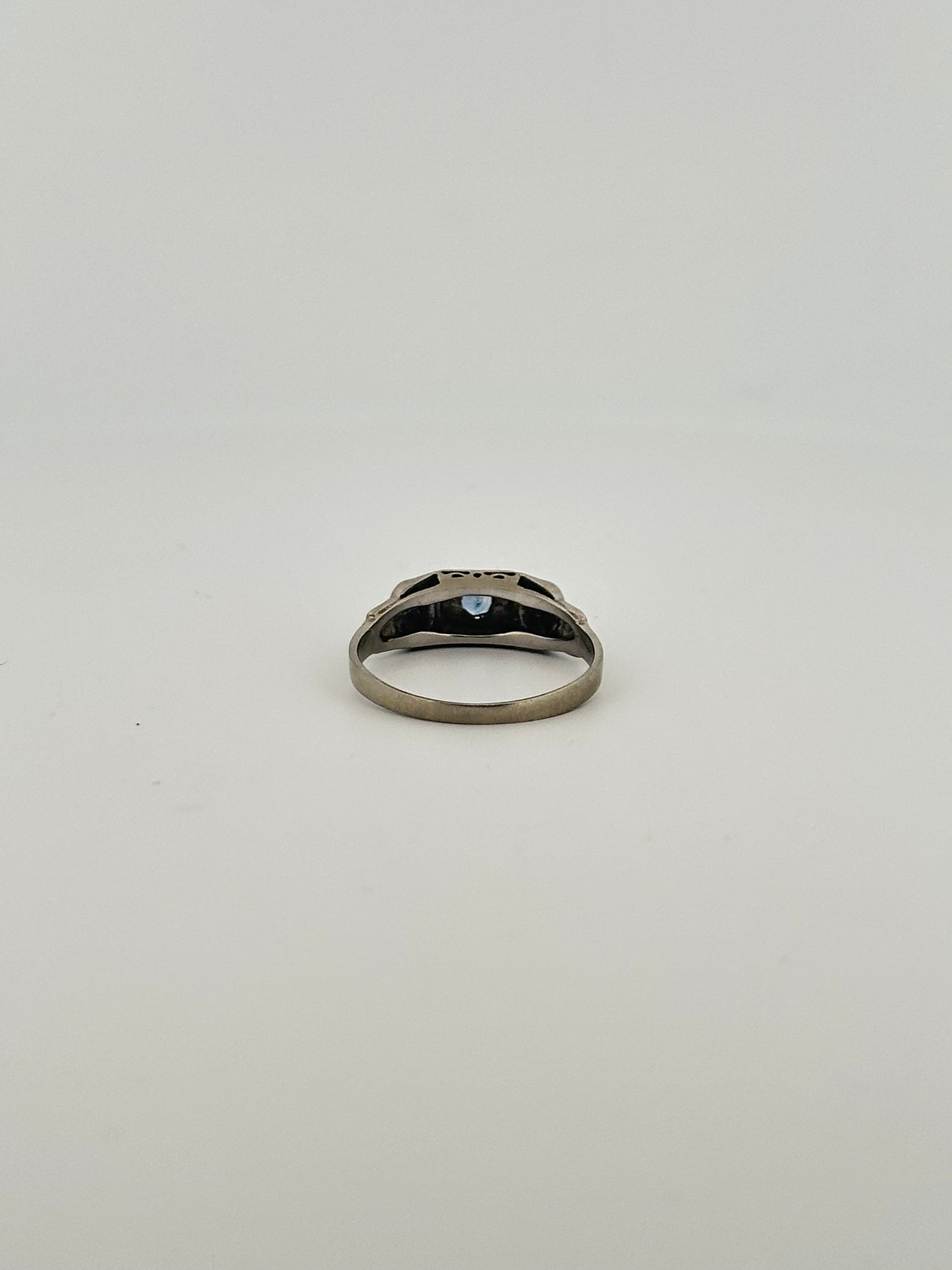 Antique art deco Ceylon sapphire ring in 18k white gold