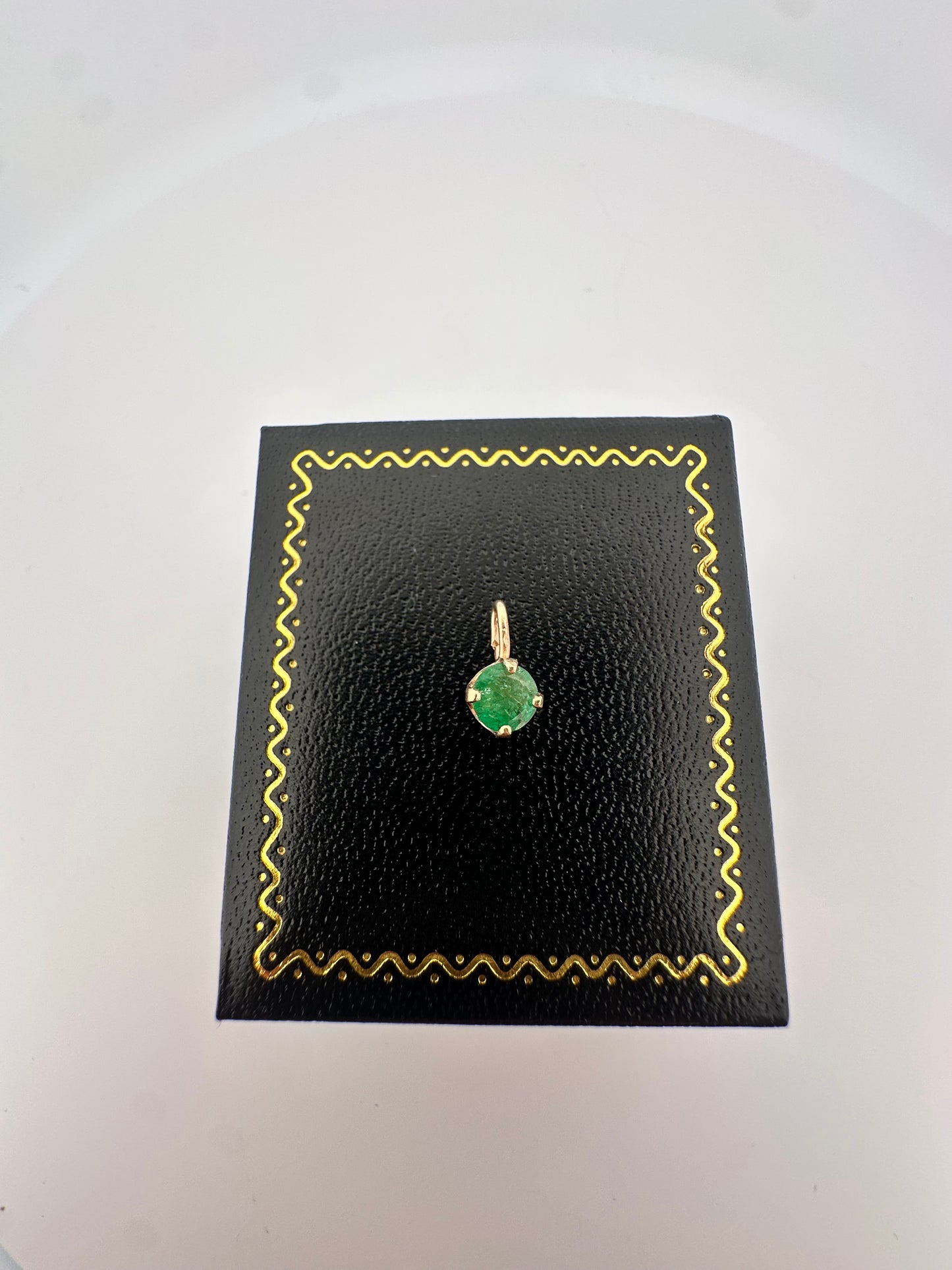 Vintage natural emerald pendant set in 14k yellow gold