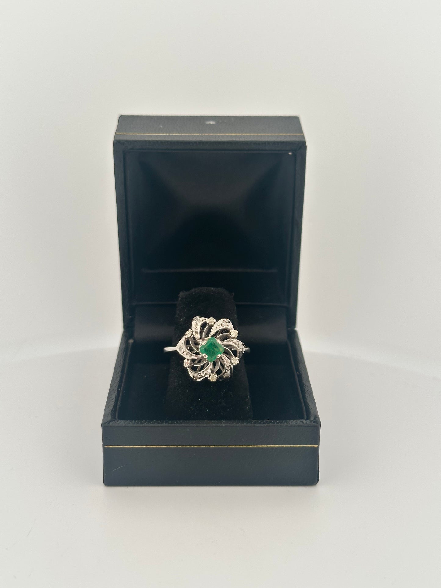 Antique natural diamond and emerald Belle Époque era ring in sterling silver