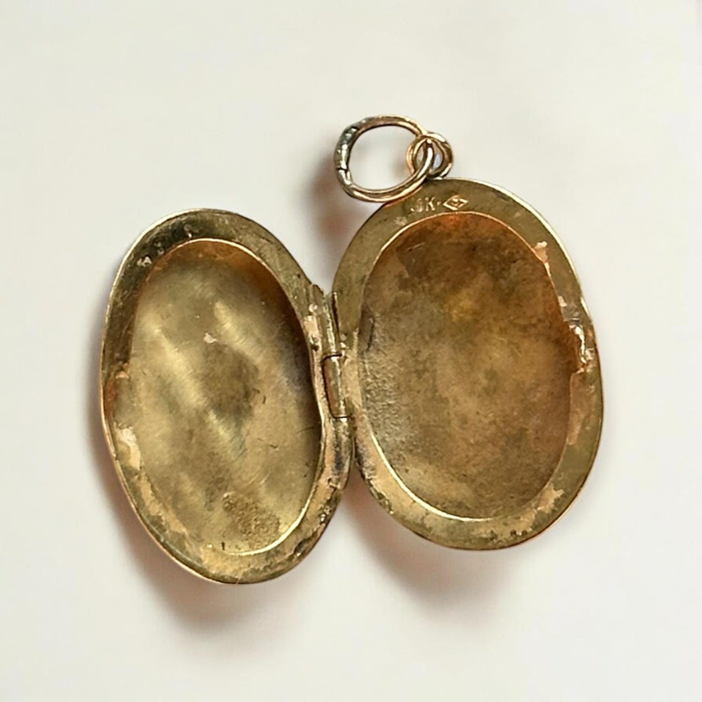 vintage 14k yellow gold locket with hand engraved detail