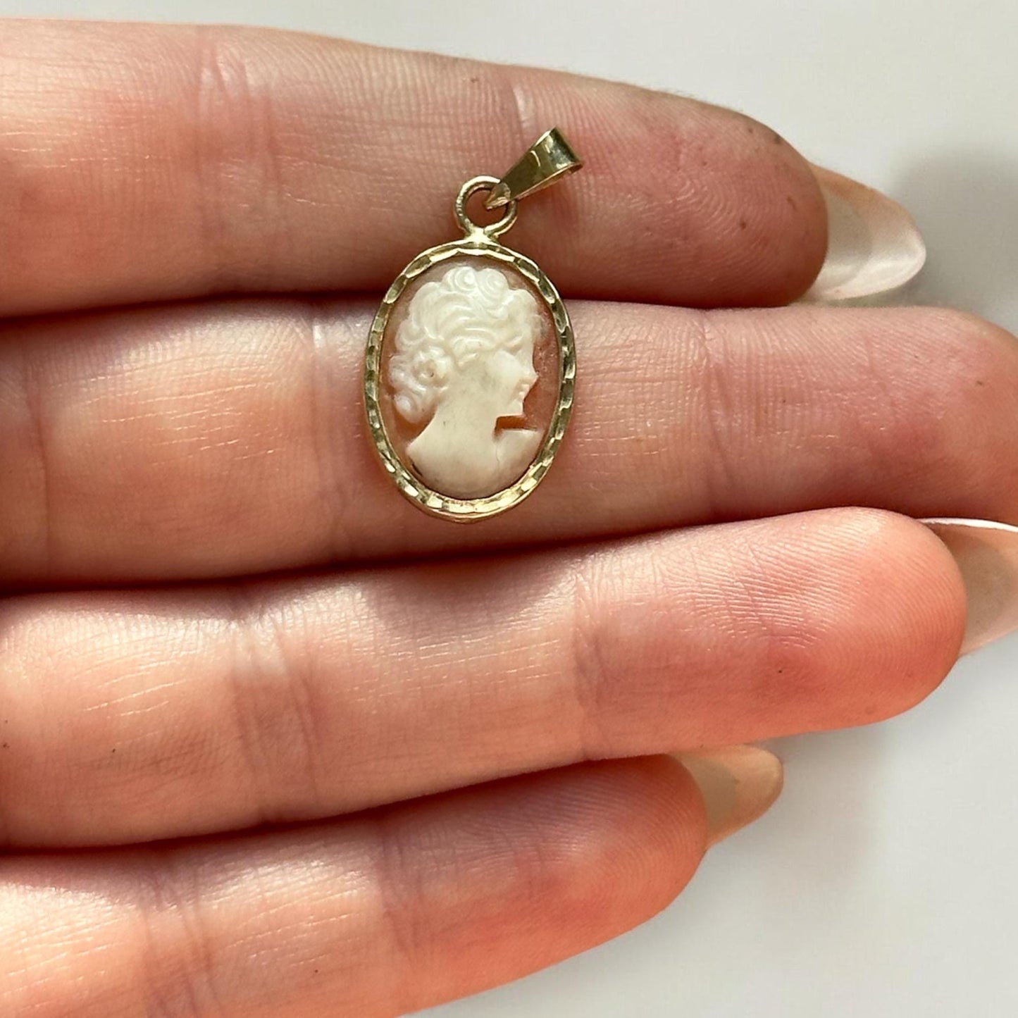 vintage hand carved cameo pendant 14k yellow gold