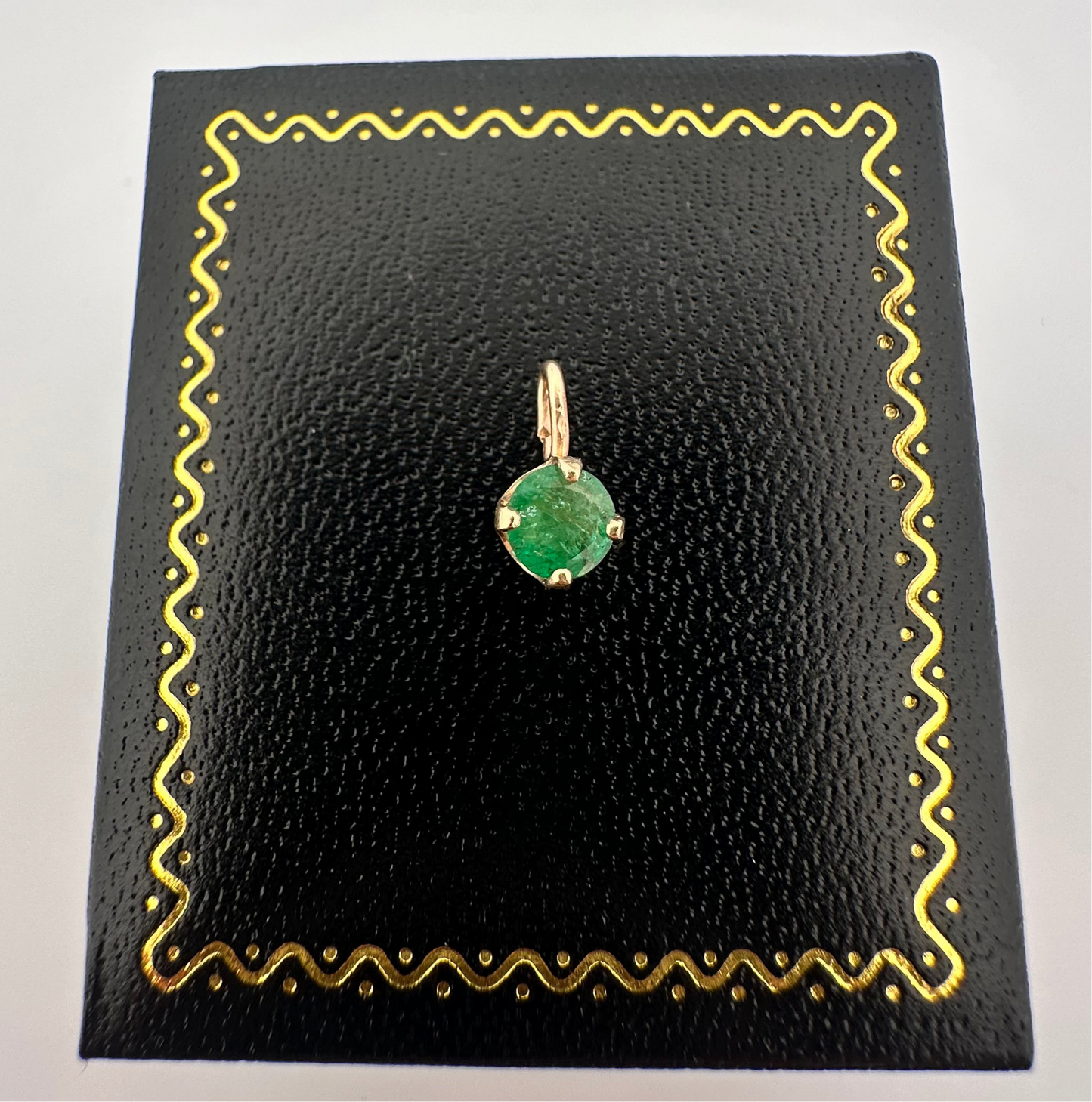 Vintage natural emerald pendant set in 14k yellow gold