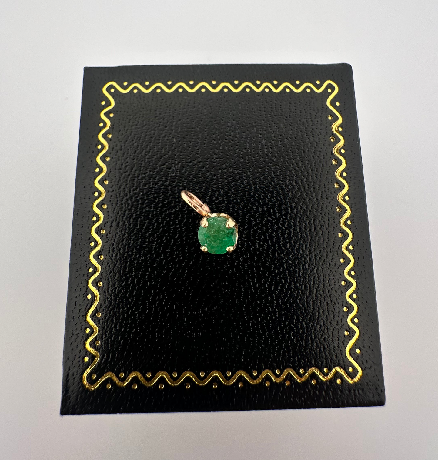 Vintage natural emerald pendant set in 14k yellow gold