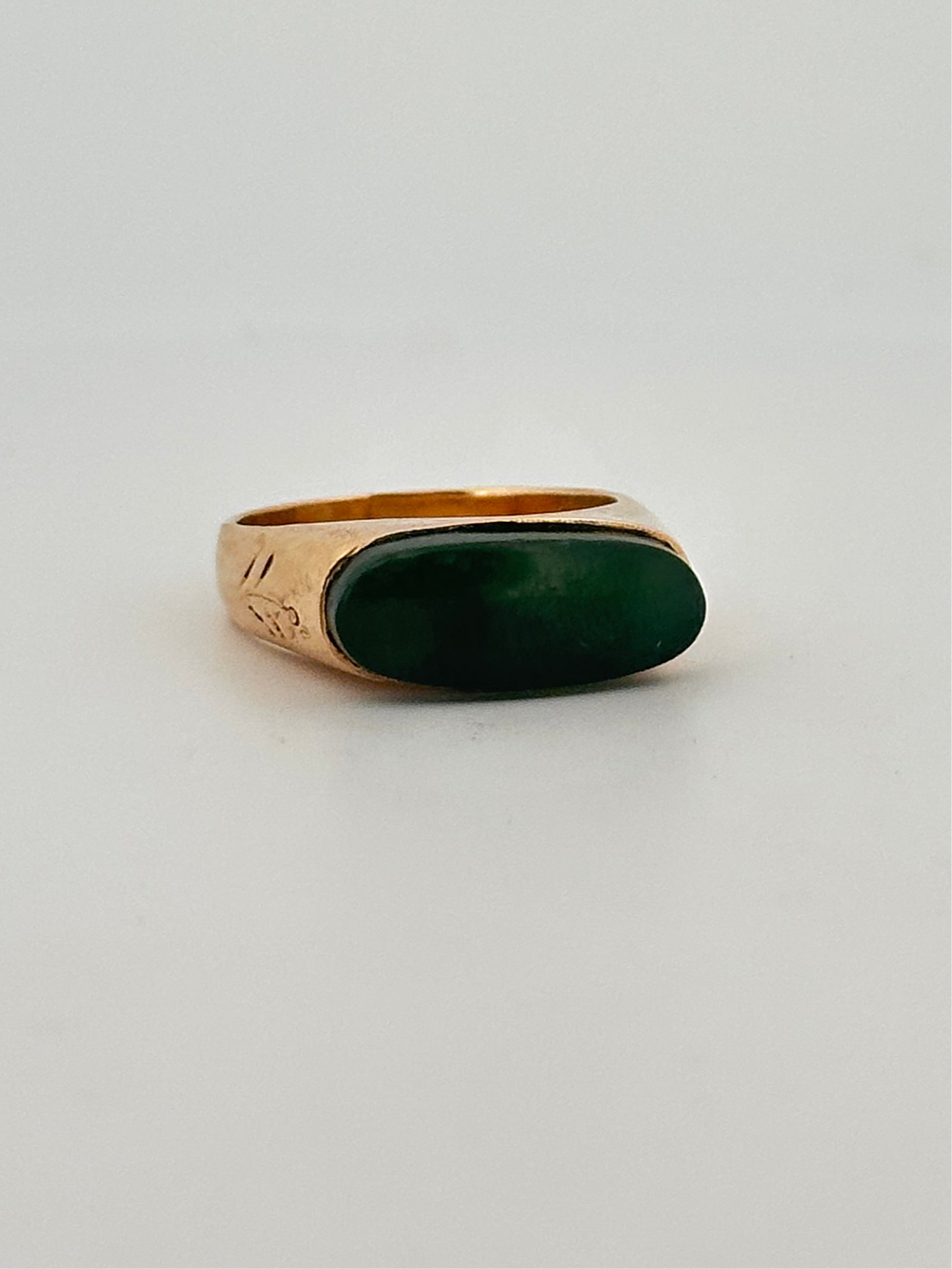Antique Victorian jade cabochon ring in 14k yellow gold