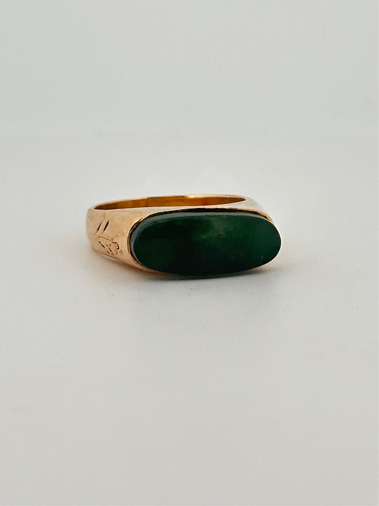 Antique Victorian jade cabochon ring in 14k yellow gold