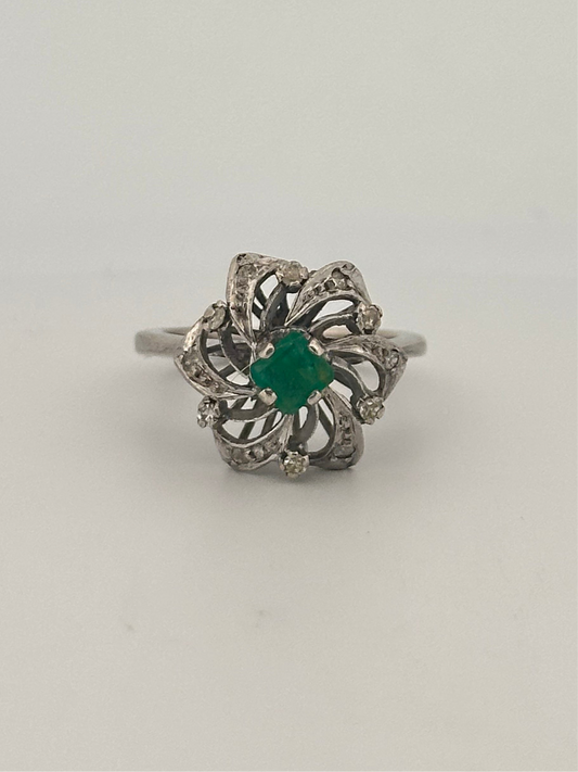 Antique natural diamond and emerald Belle Époque era ring in sterling silver