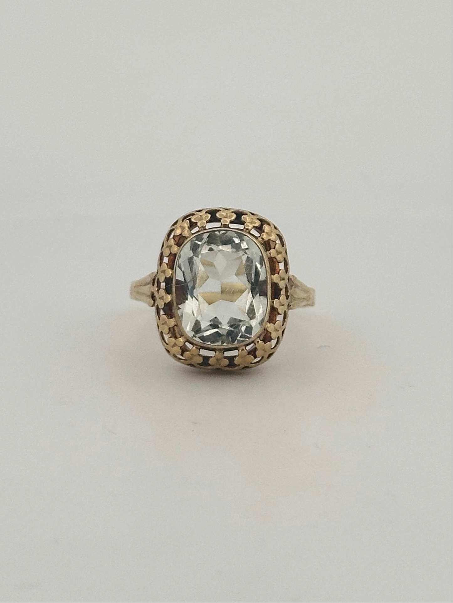 Antique Victorian aquamarine ring in 9k yellow gold