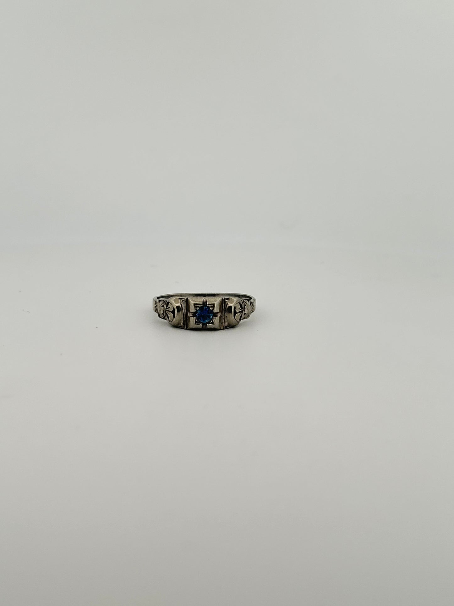 Antique art deco Ceylon sapphire ring in 18k white gold