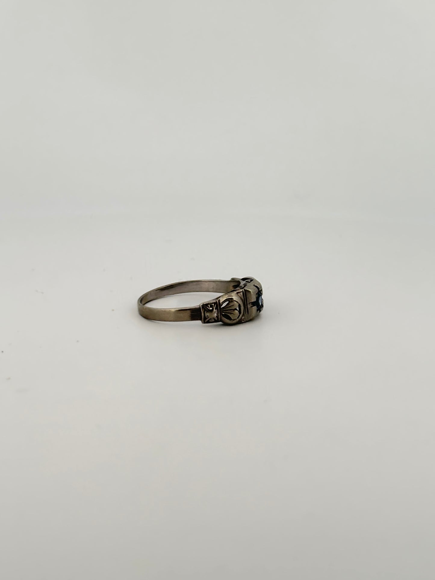 Antique art deco Ceylon sapphire ring in 18k white gold