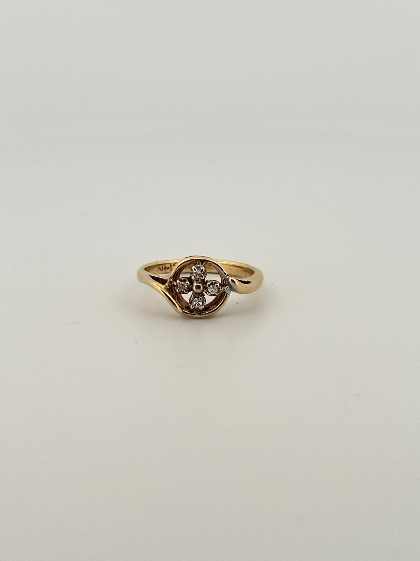 Vintage natural diamond ring in 14k yellow gold