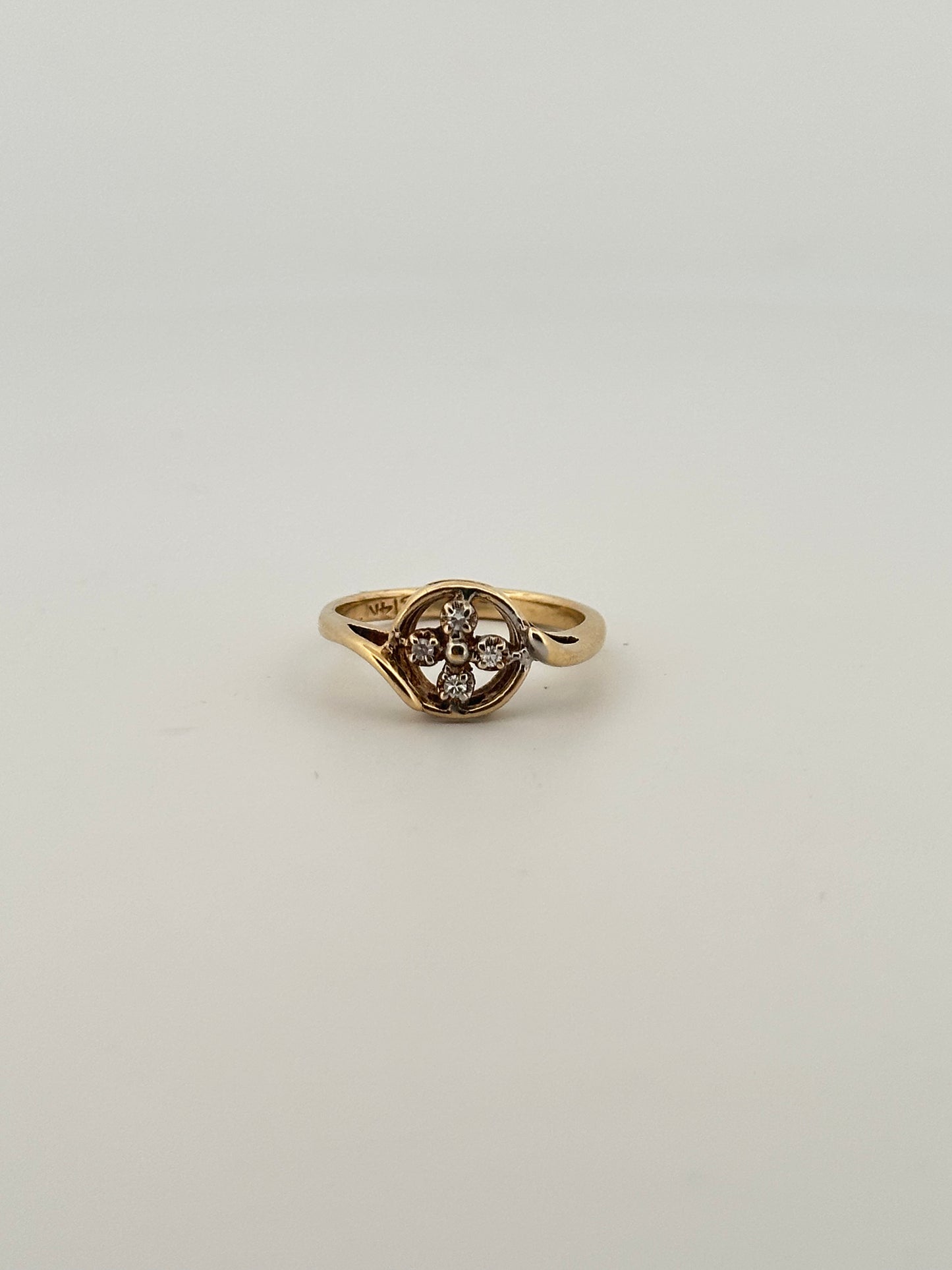 Vintage natural diamond ring in 14k yellow gold