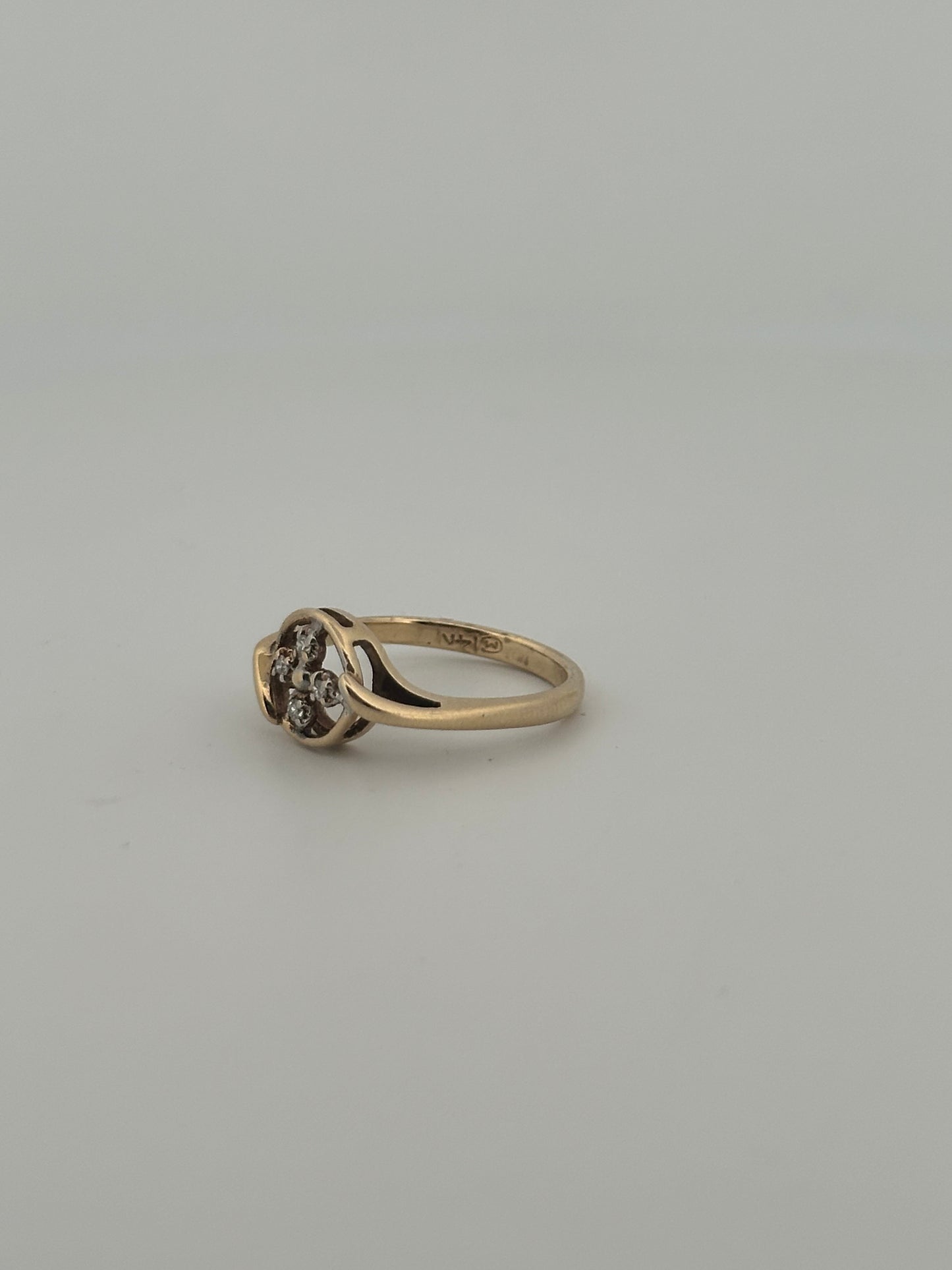 Vintage natural diamond ring in 14k yellow gold