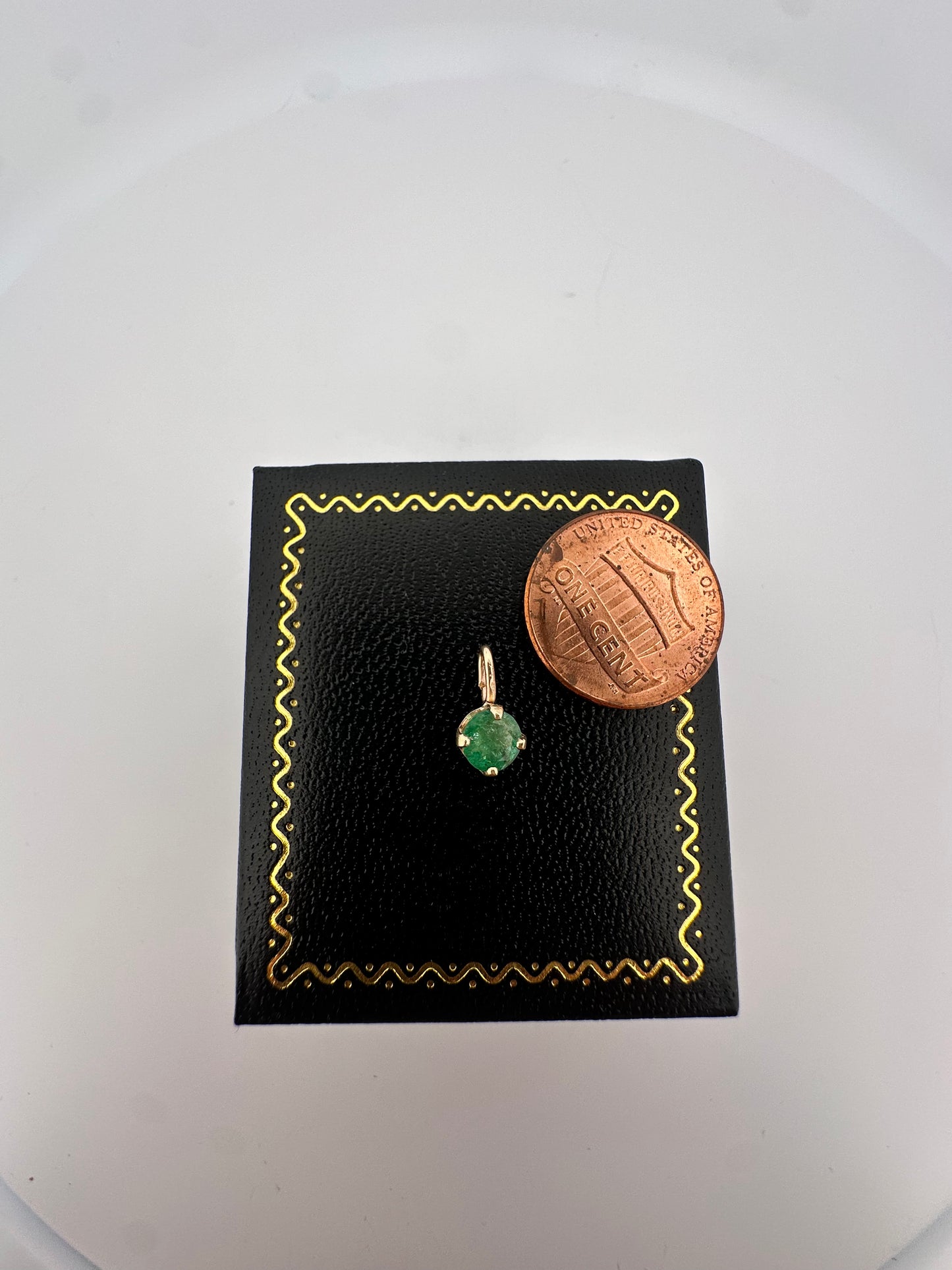 Vintage natural emerald pendant set in 14k yellow gold