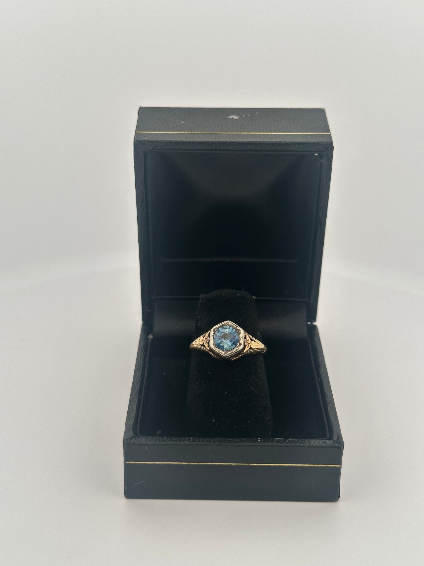 Antique Victorian Ceylon sapphire solitaire ring in 14k gold