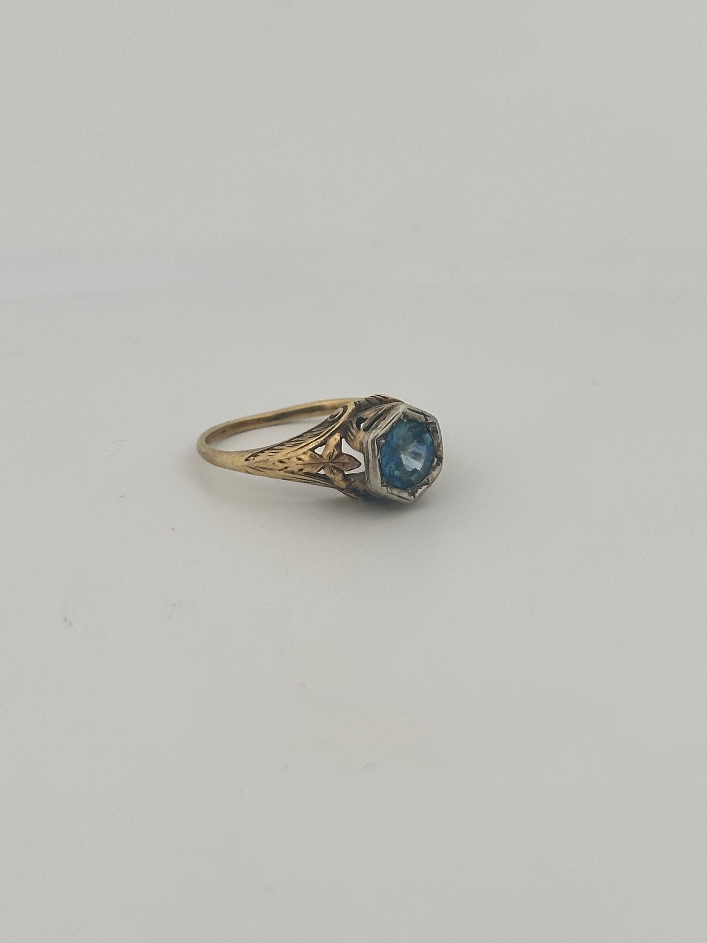 Antique Victorian Ceylon sapphire solitaire ring in 14k gold