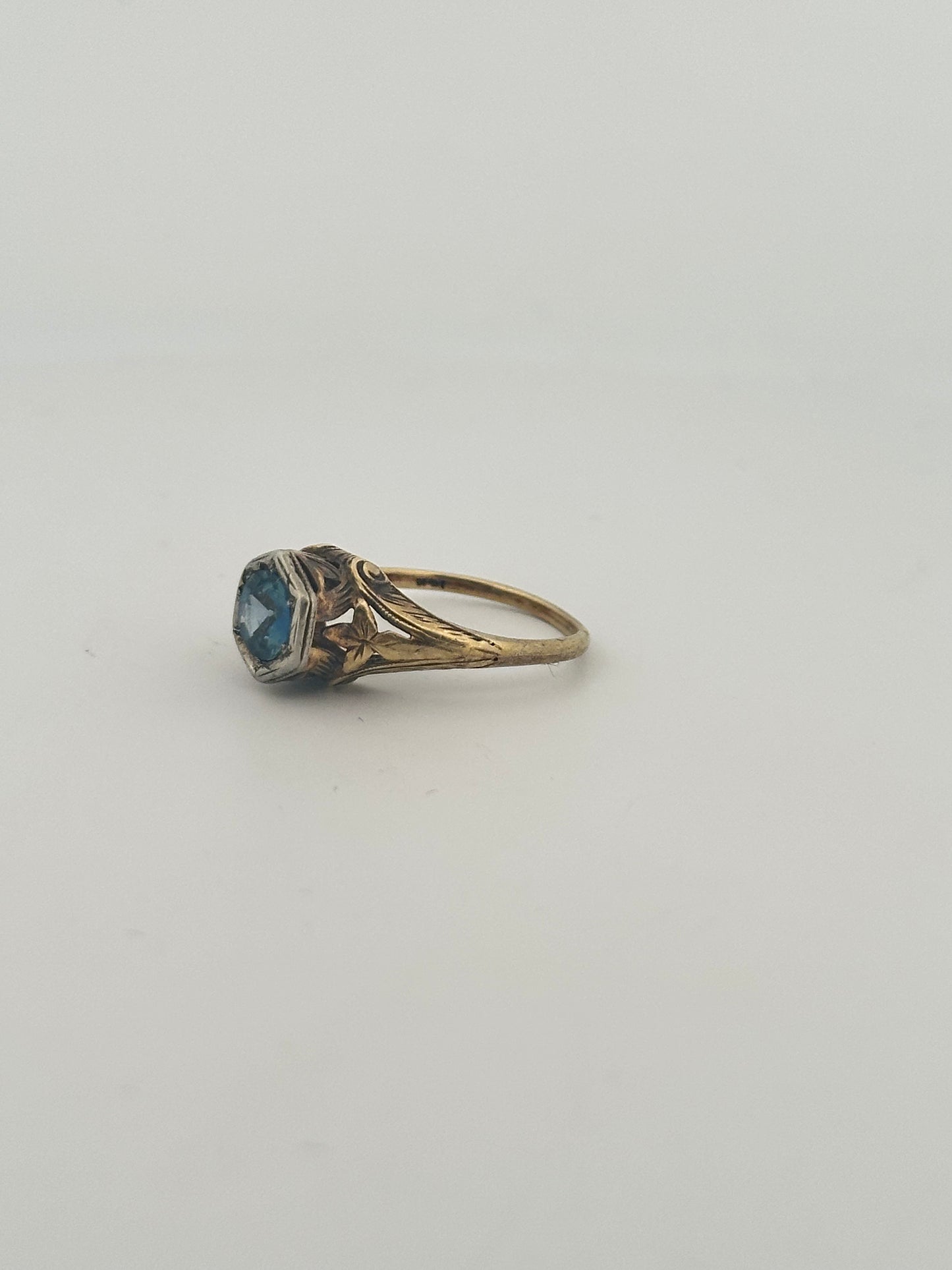 Antique Victorian Ceylon sapphire solitaire ring in 14k gold