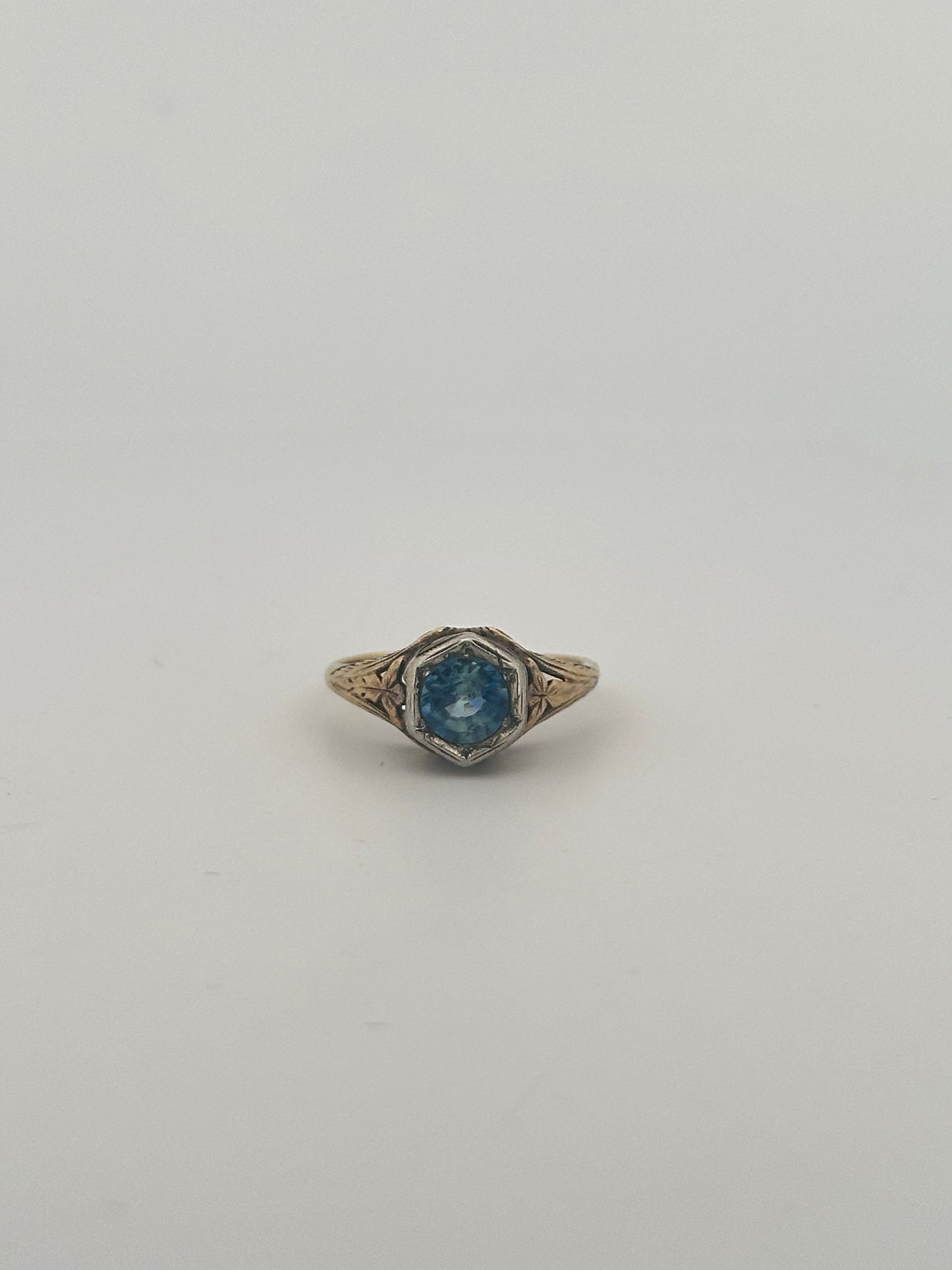Antique Victorian Ceylon sapphire solitaire ring in 14k gold