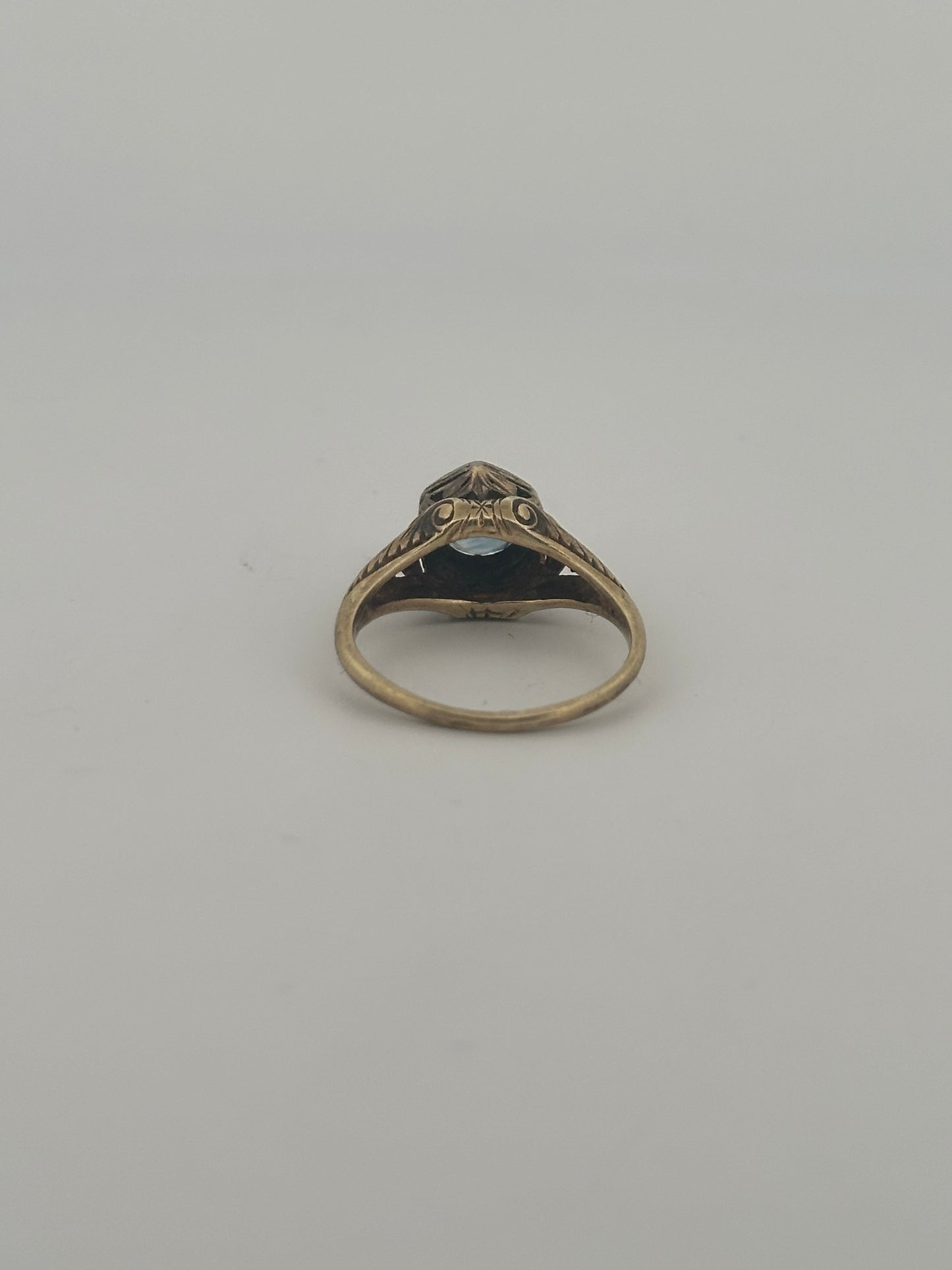 Antique Victorian Ceylon sapphire solitaire ring in 14k gold
