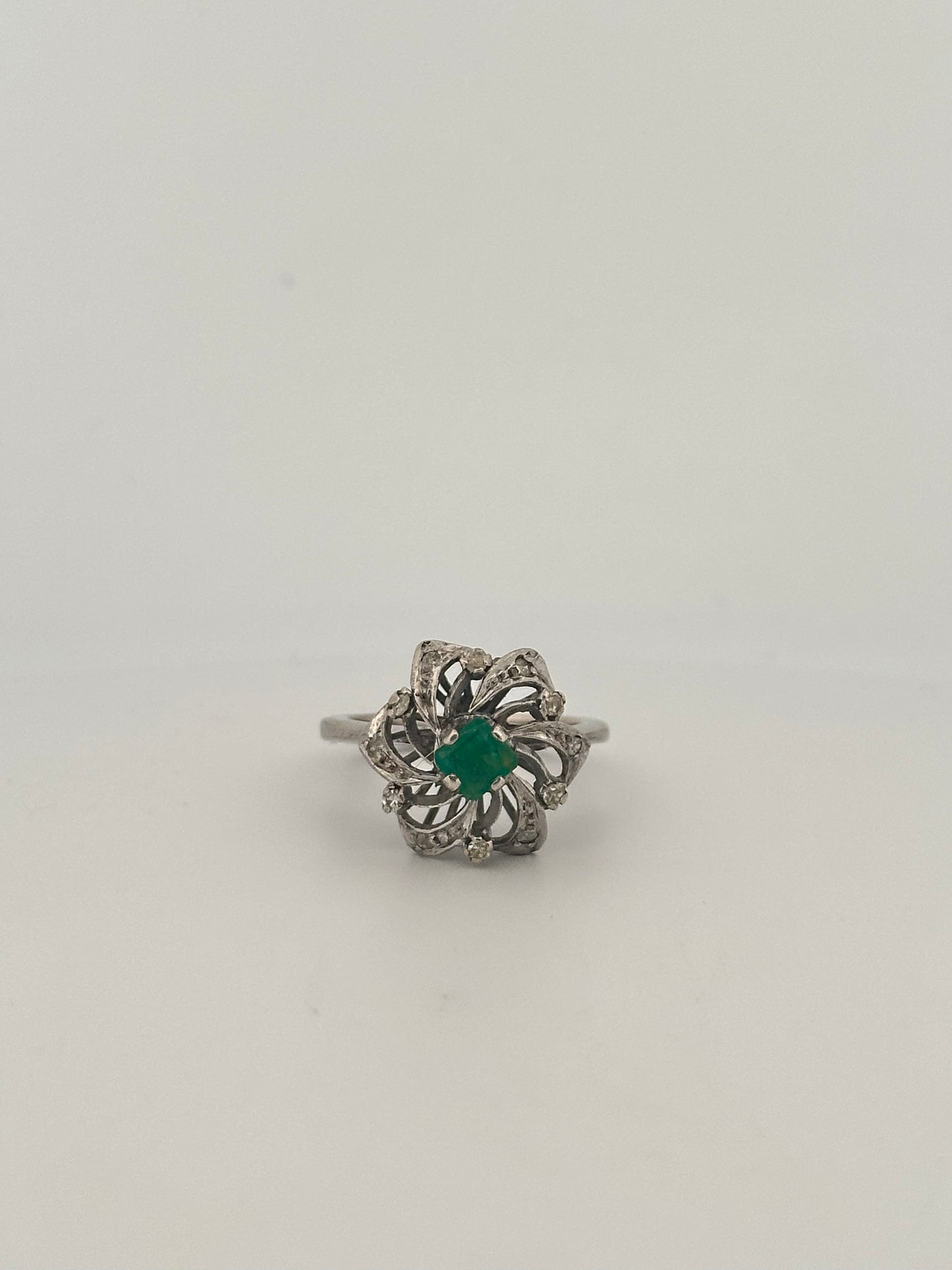 Antique natural diamond and emerald Belle Époque era ring in sterling silver