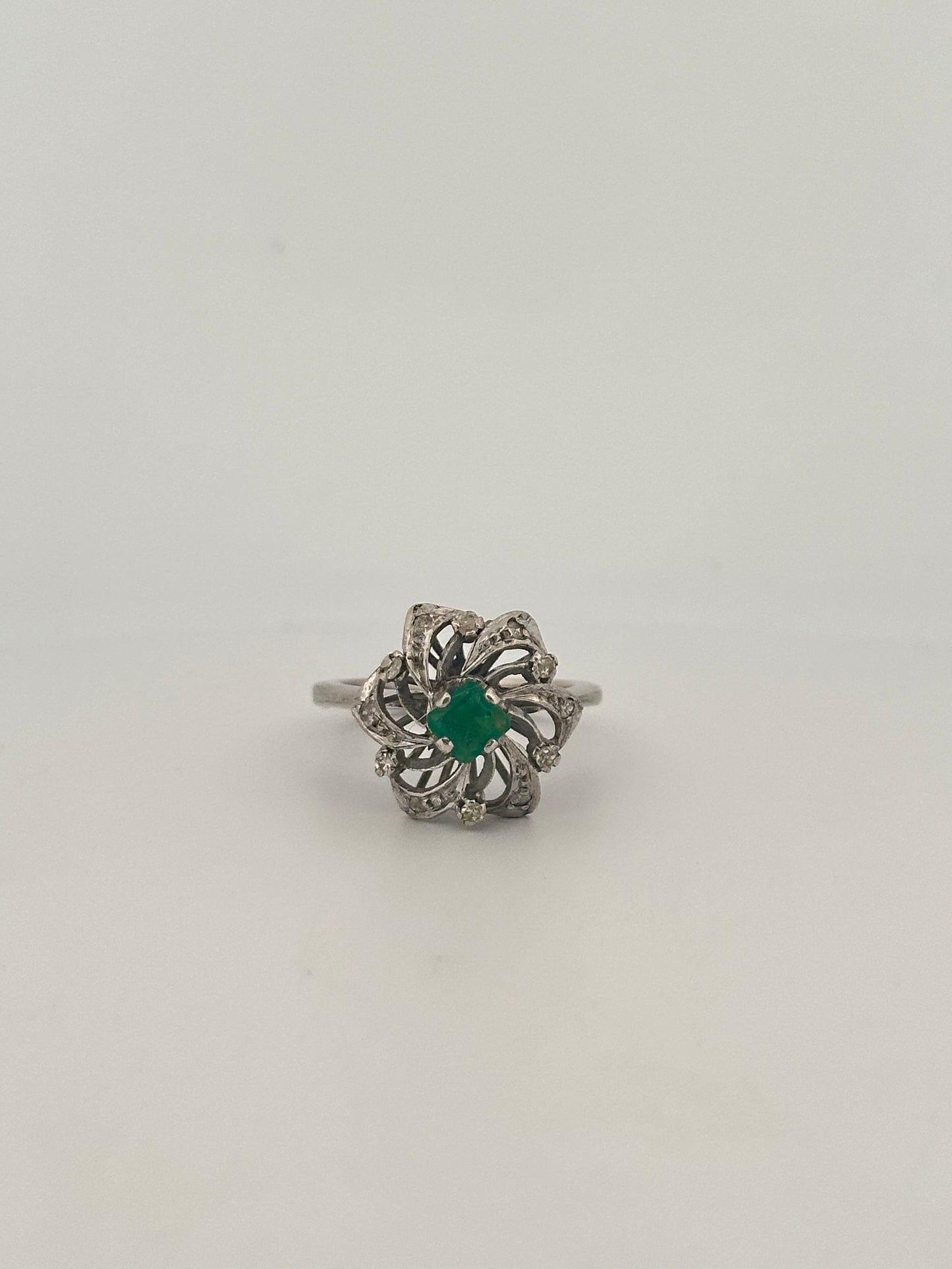 Antique natural diamond and emerald Belle Époque era ring in sterling silver