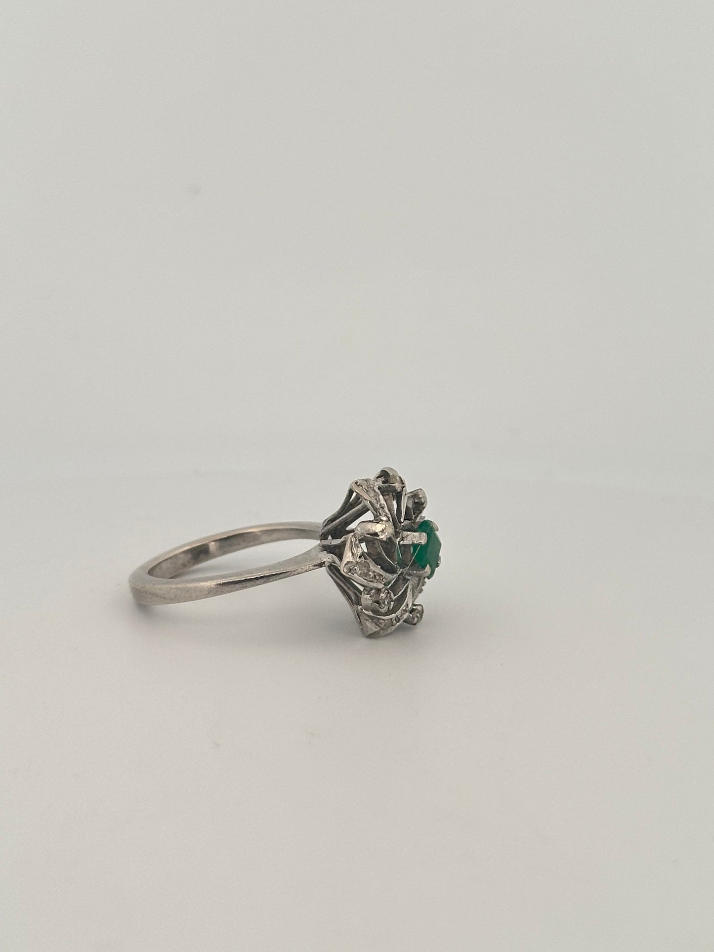 Antique natural diamond and emerald Belle Époque era ring in sterling silver