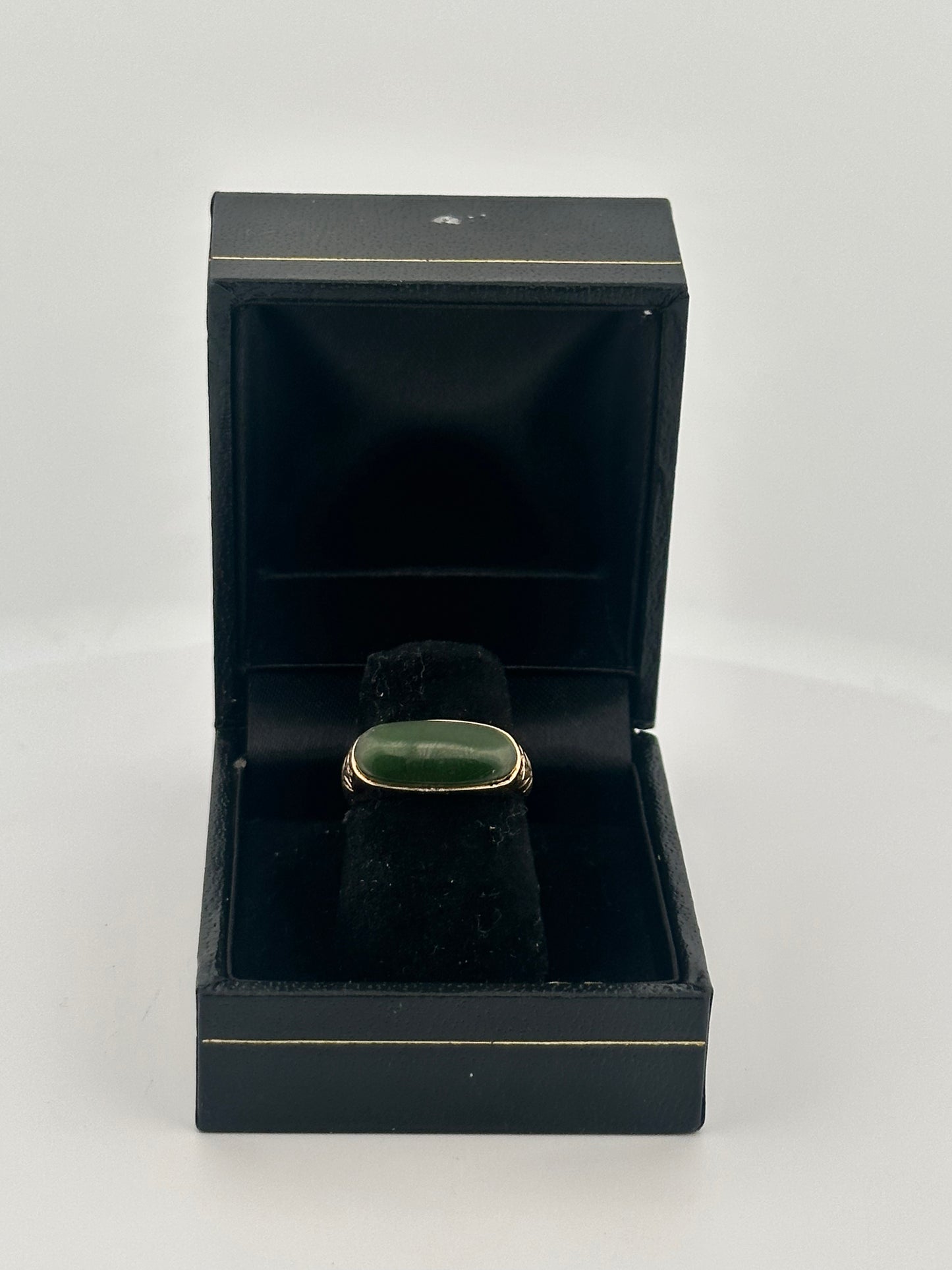 Antique Victorian jade cabochon ring in 14k yellow gold