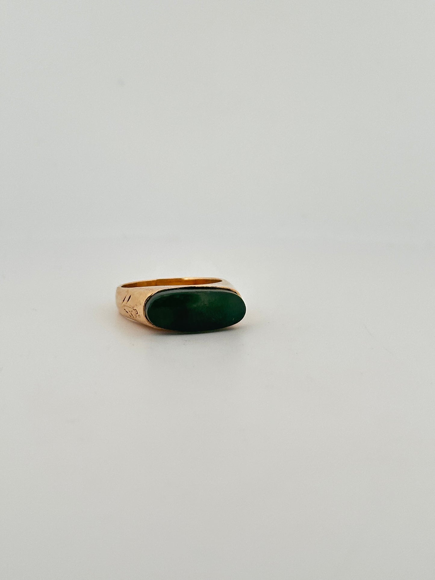 Antique Victorian jade cabochon ring in 14k yellow gold