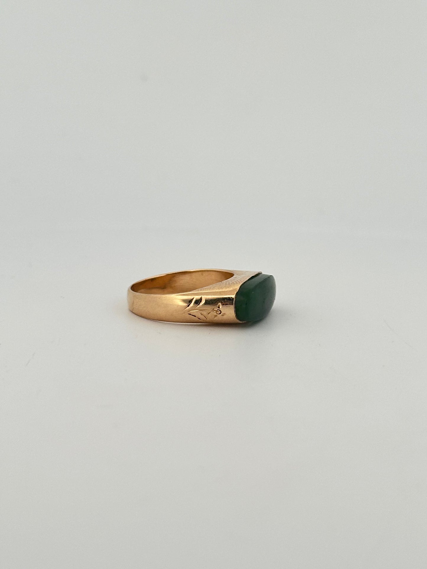 Antique Victorian jade cabochon ring in 14k yellow gold