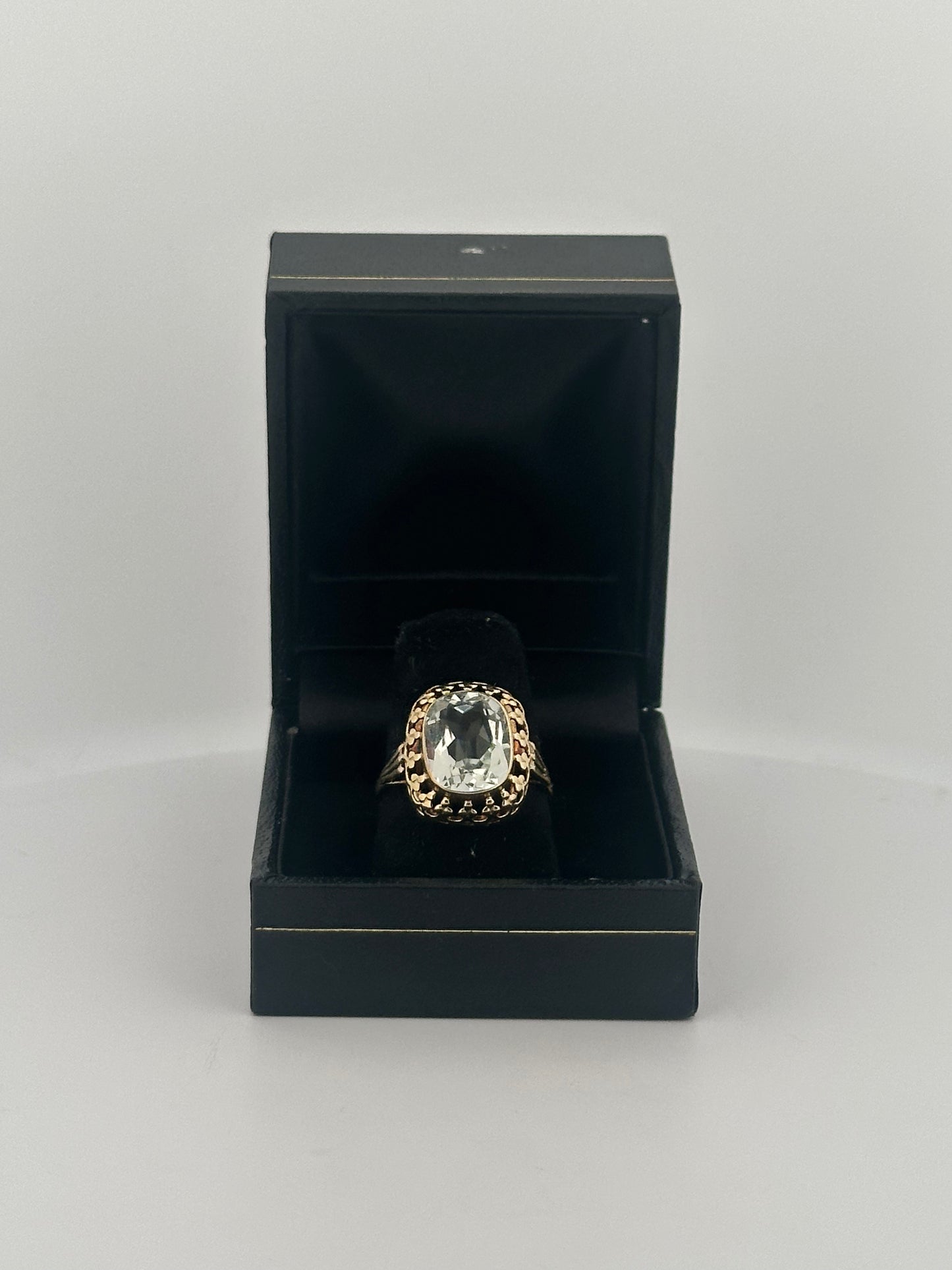 Antique Victorian aquamarine ring in 9k yellow gold