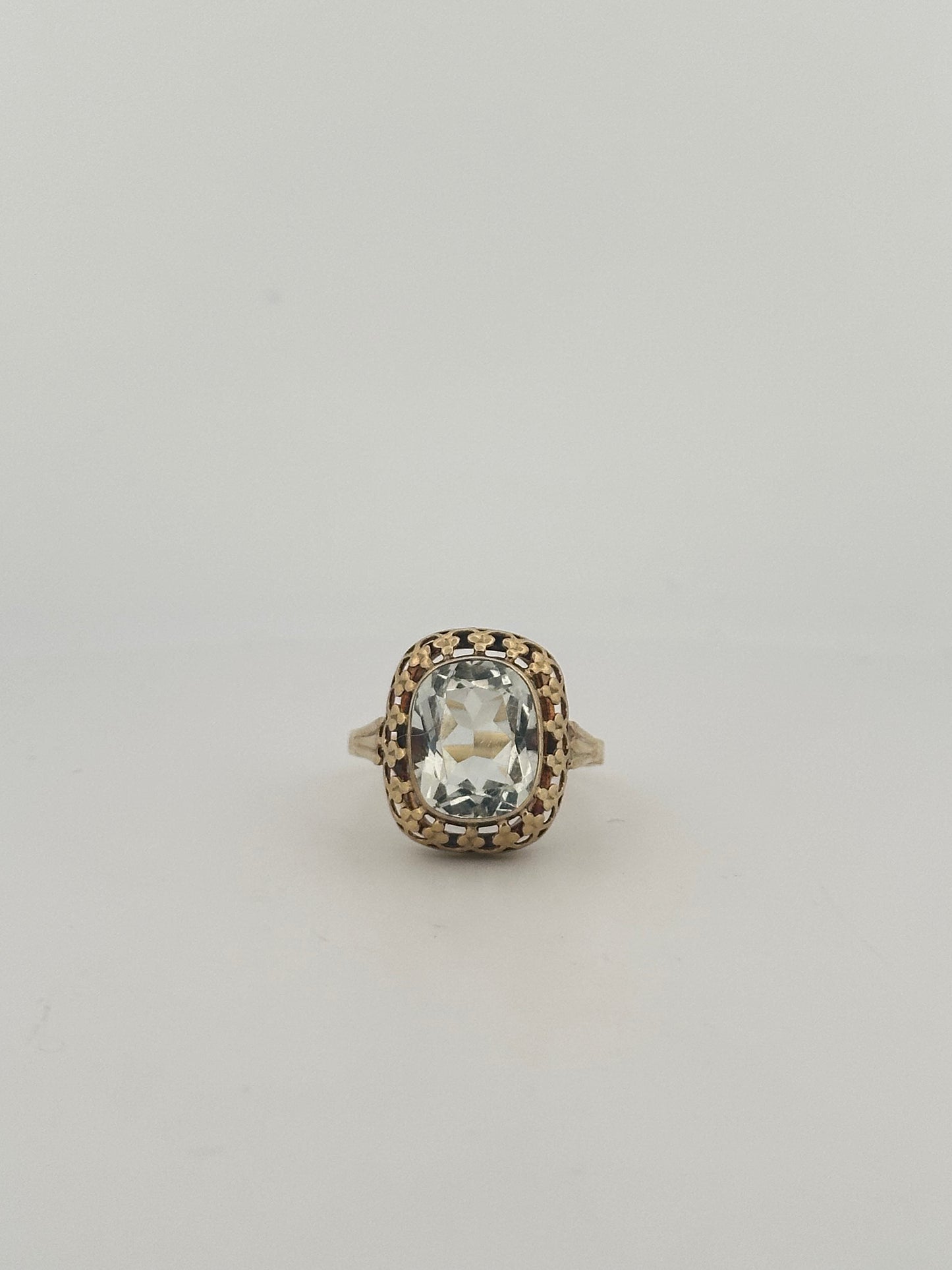 Antique Victorian aquamarine ring in 9k yellow gold