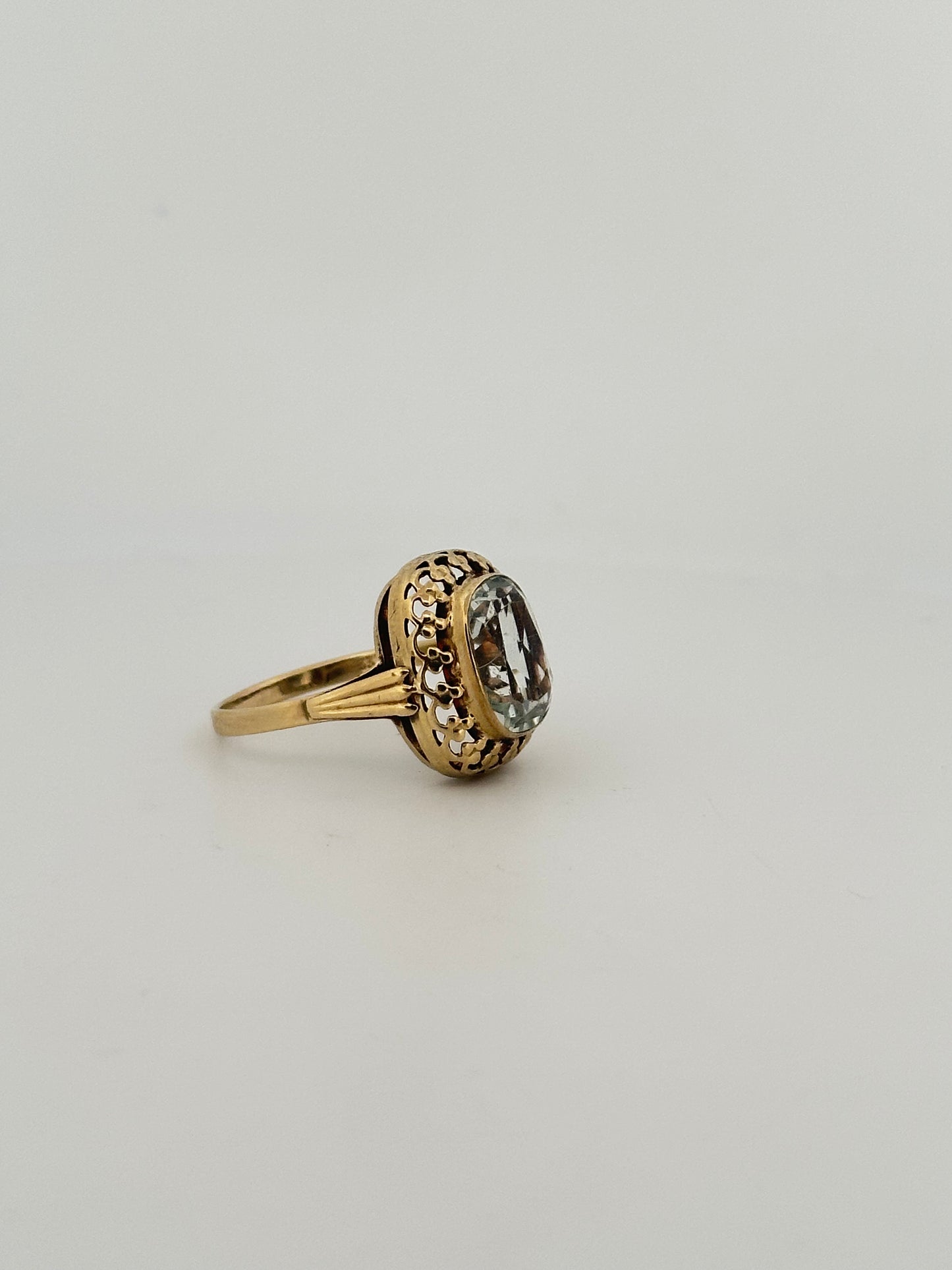Antique Victorian aquamarine ring in 9k yellow gold