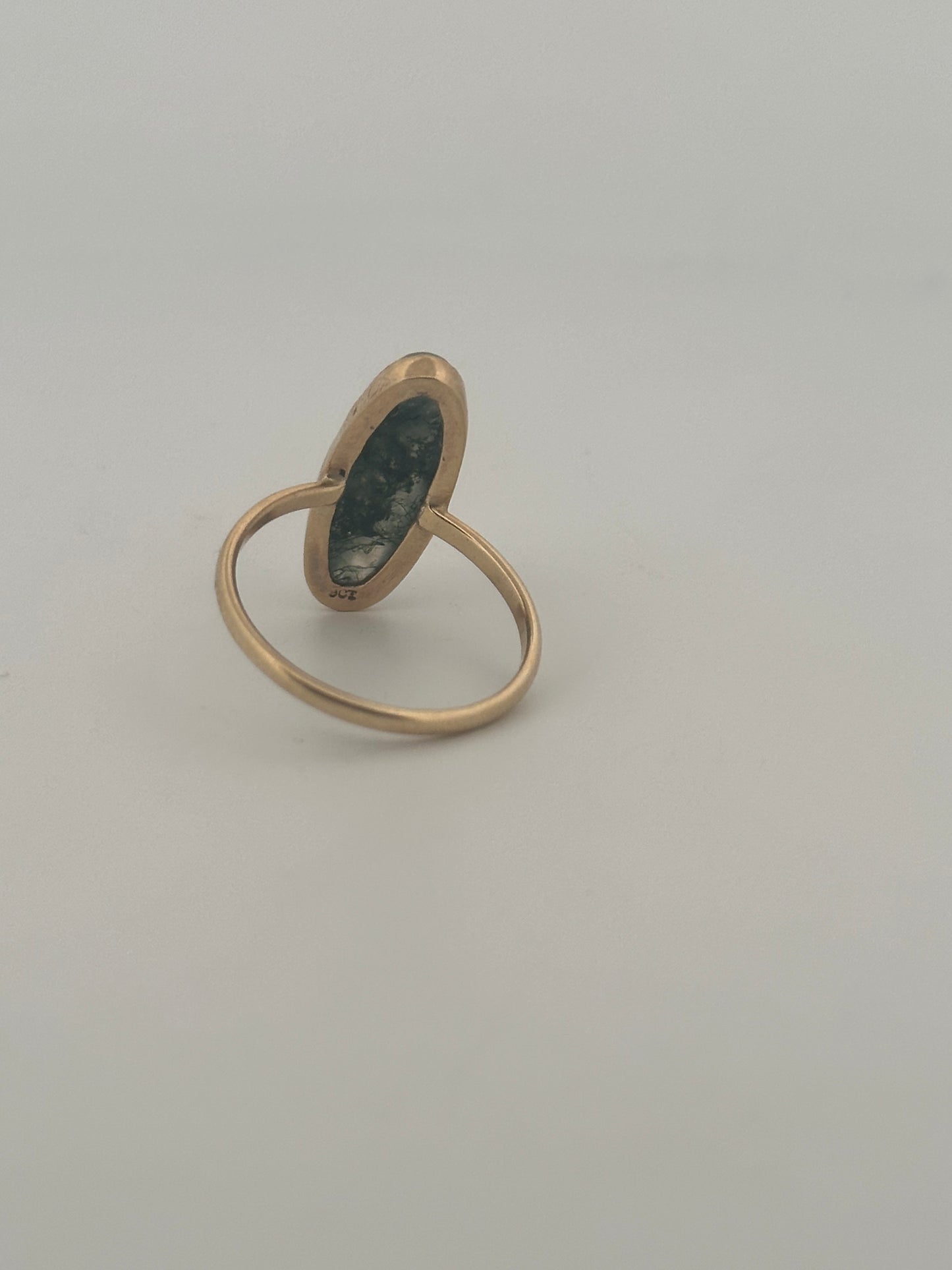 Antique Victorian moss agate cabochon ring in 9k yellow gold