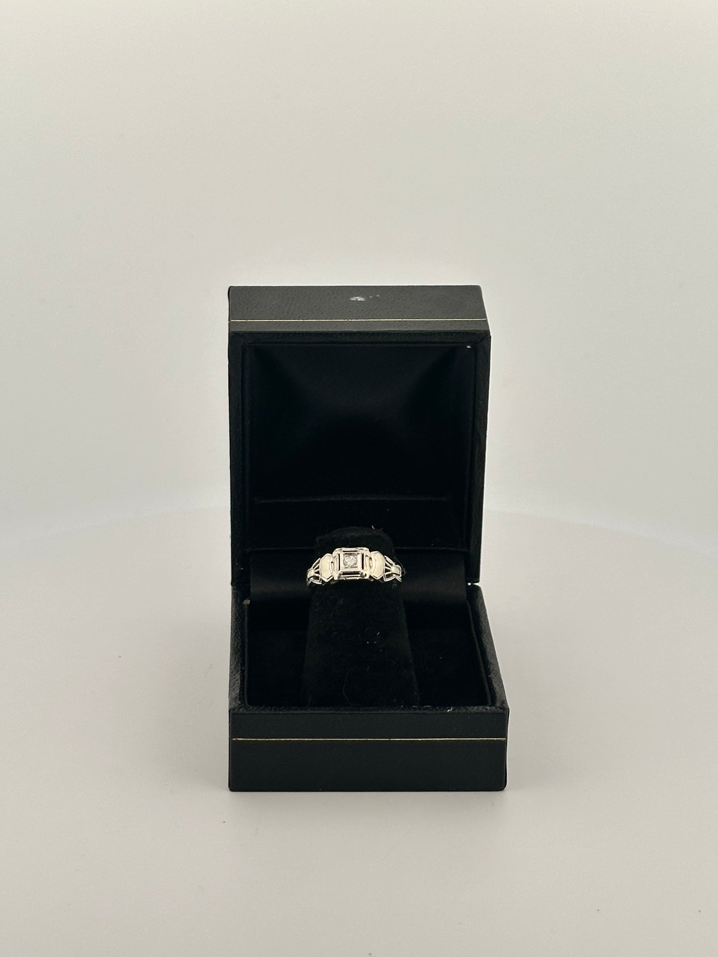 Antique art deco diamond solitaire in 18k white gold