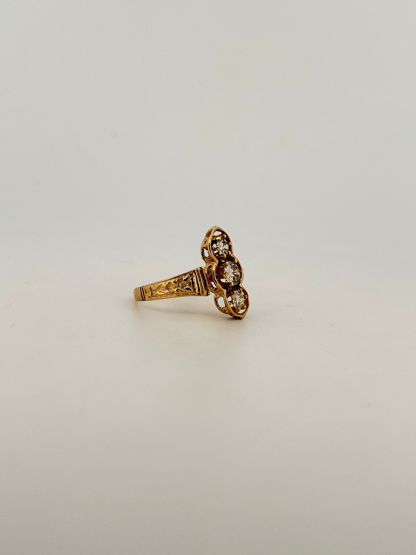 Antique Victorian natural diamond ring in 14k yellow gold