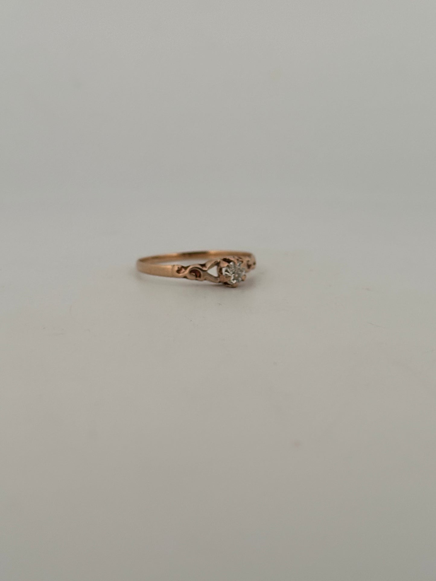 Antique Victorian old mine cut solitaire ring in 14k yellow gold