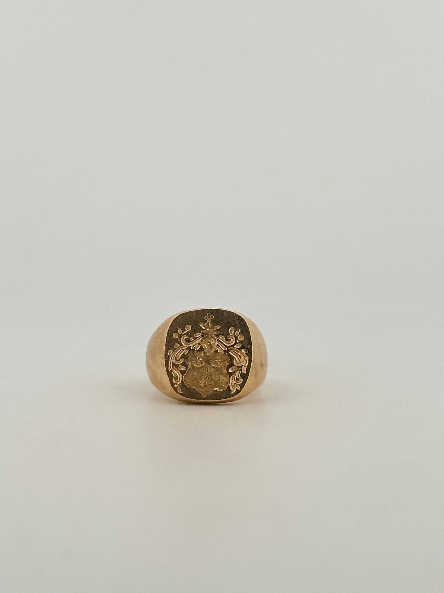 Antique Victorian signet ring with crest in 10k yellow gold