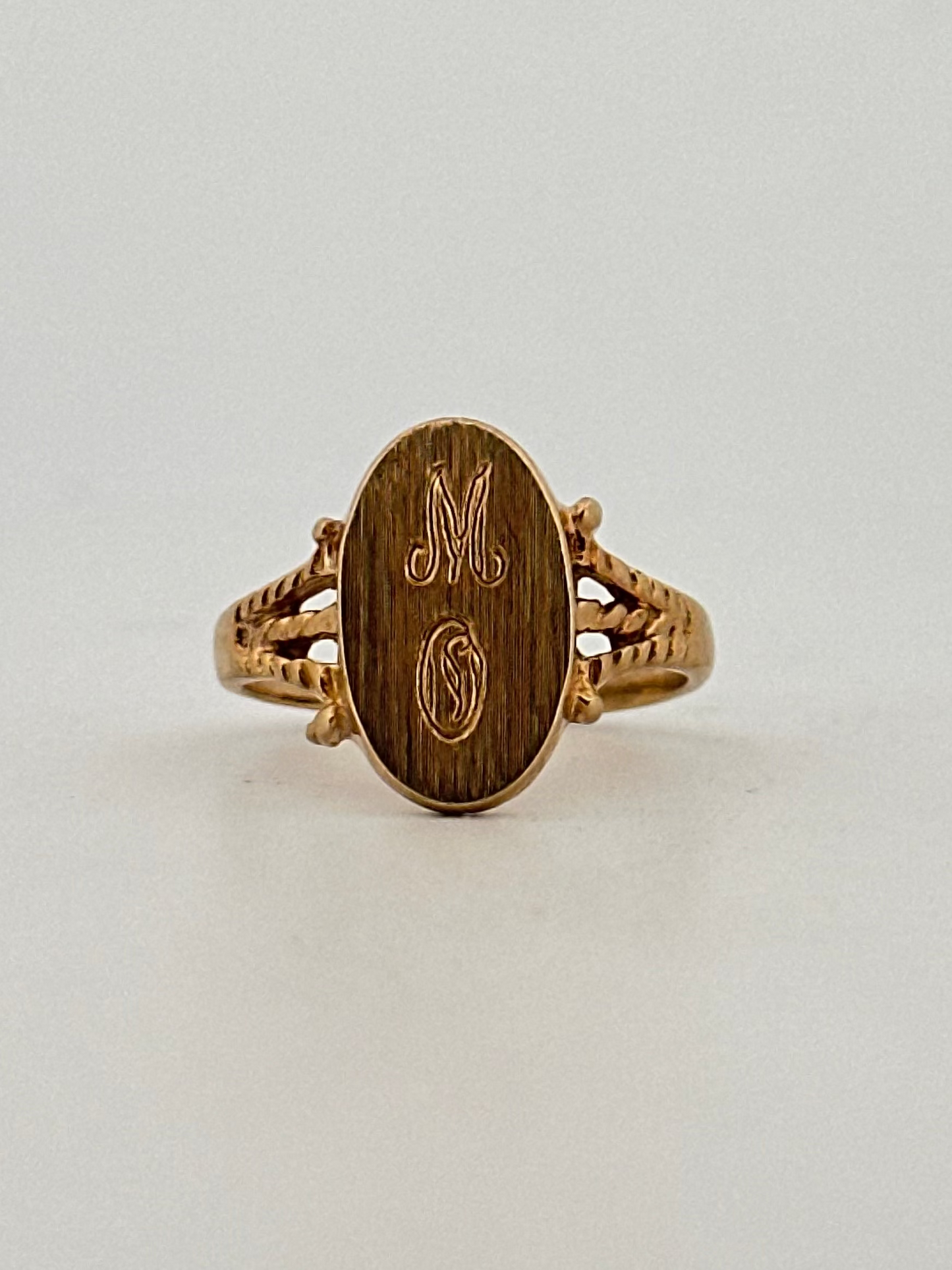 Vintage Victorian revival signet ring circa 1970s in 10k yellow gold