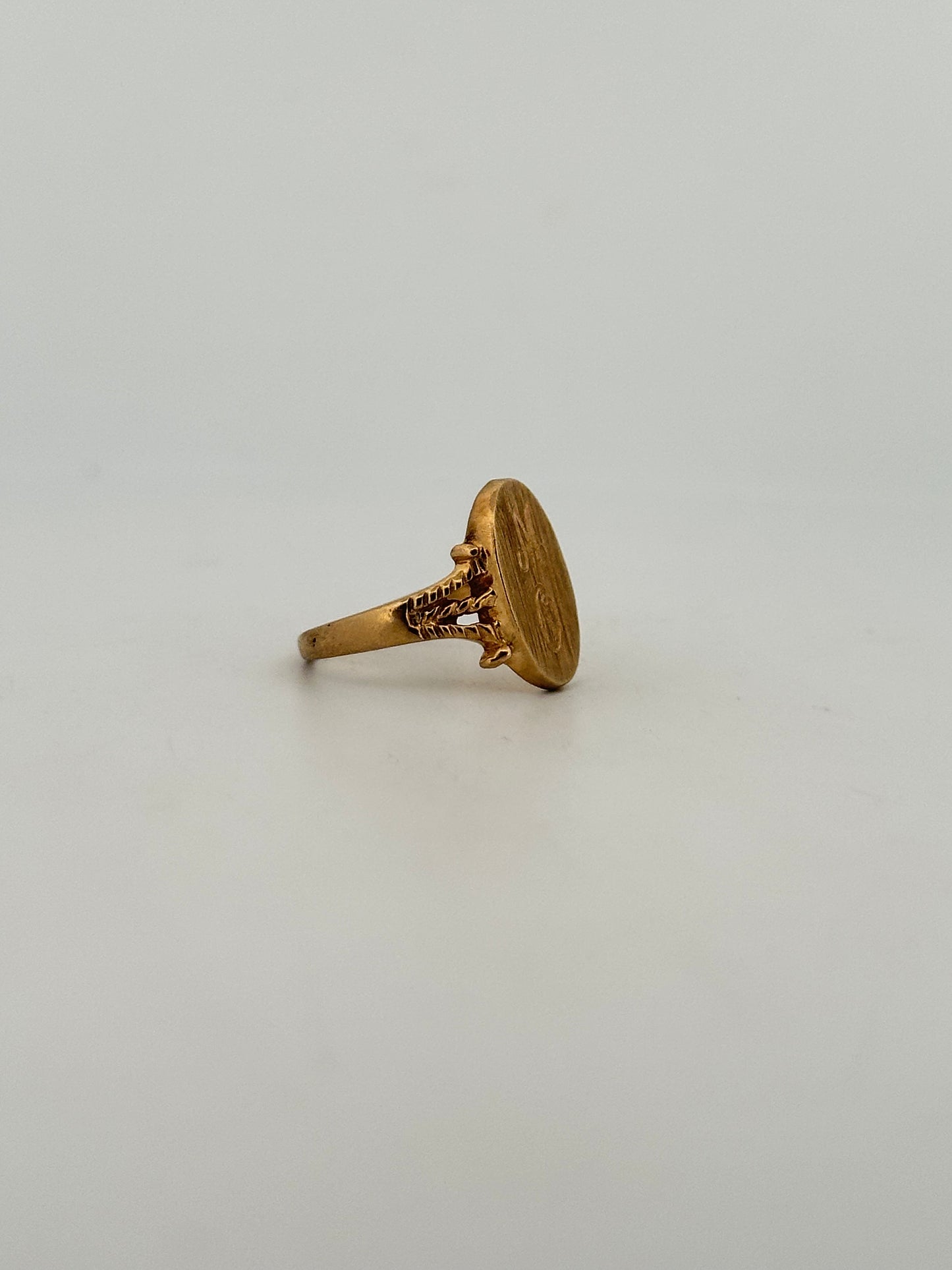 Vintage Victorian revival signet ring circa 1970s in 10k yellow gold