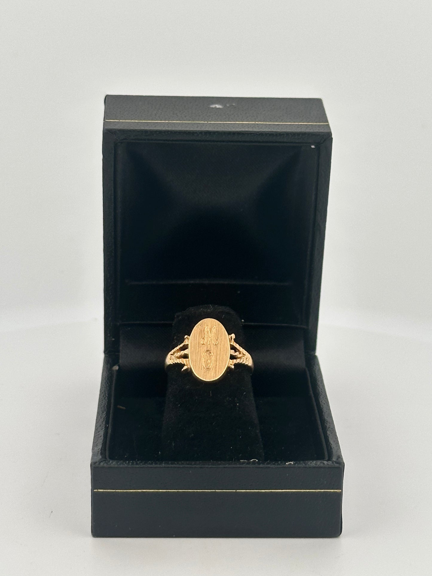 Vintage Victorian revival signet ring circa 1970s in 10k yellow gold