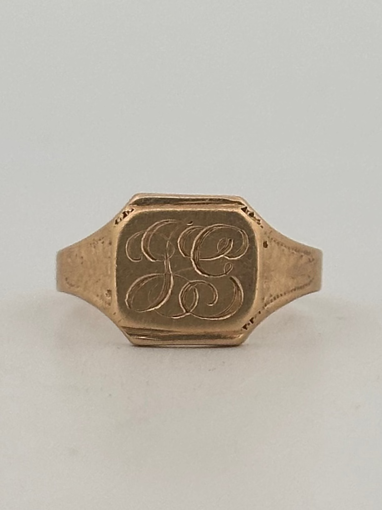 Antique Victorian signet ring in 14k yellow gold
