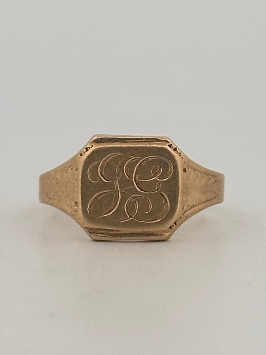Antique Victorian signet ring in 14k yellow gold