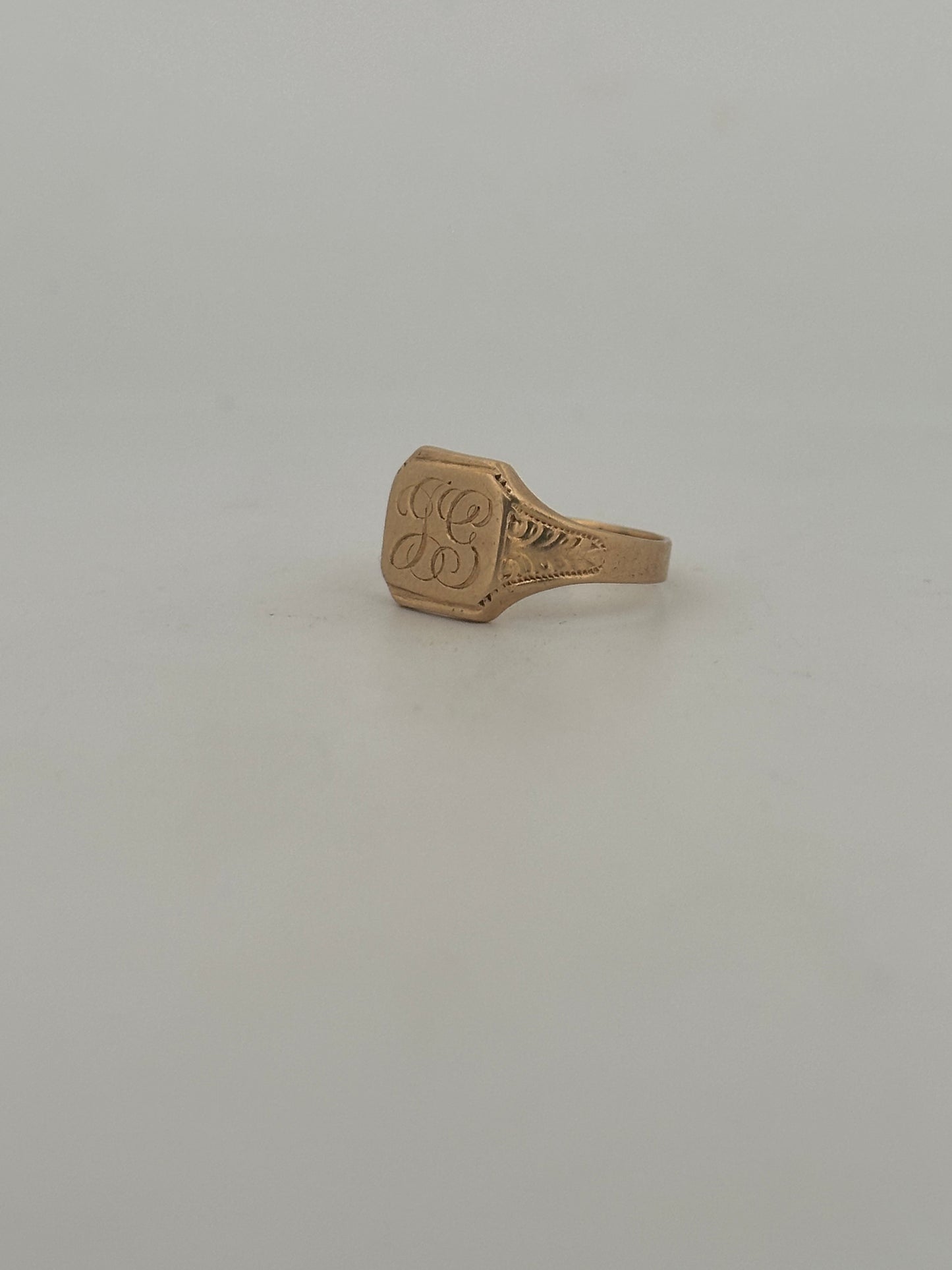 Antique Victorian signet ring in 14k yellow gold