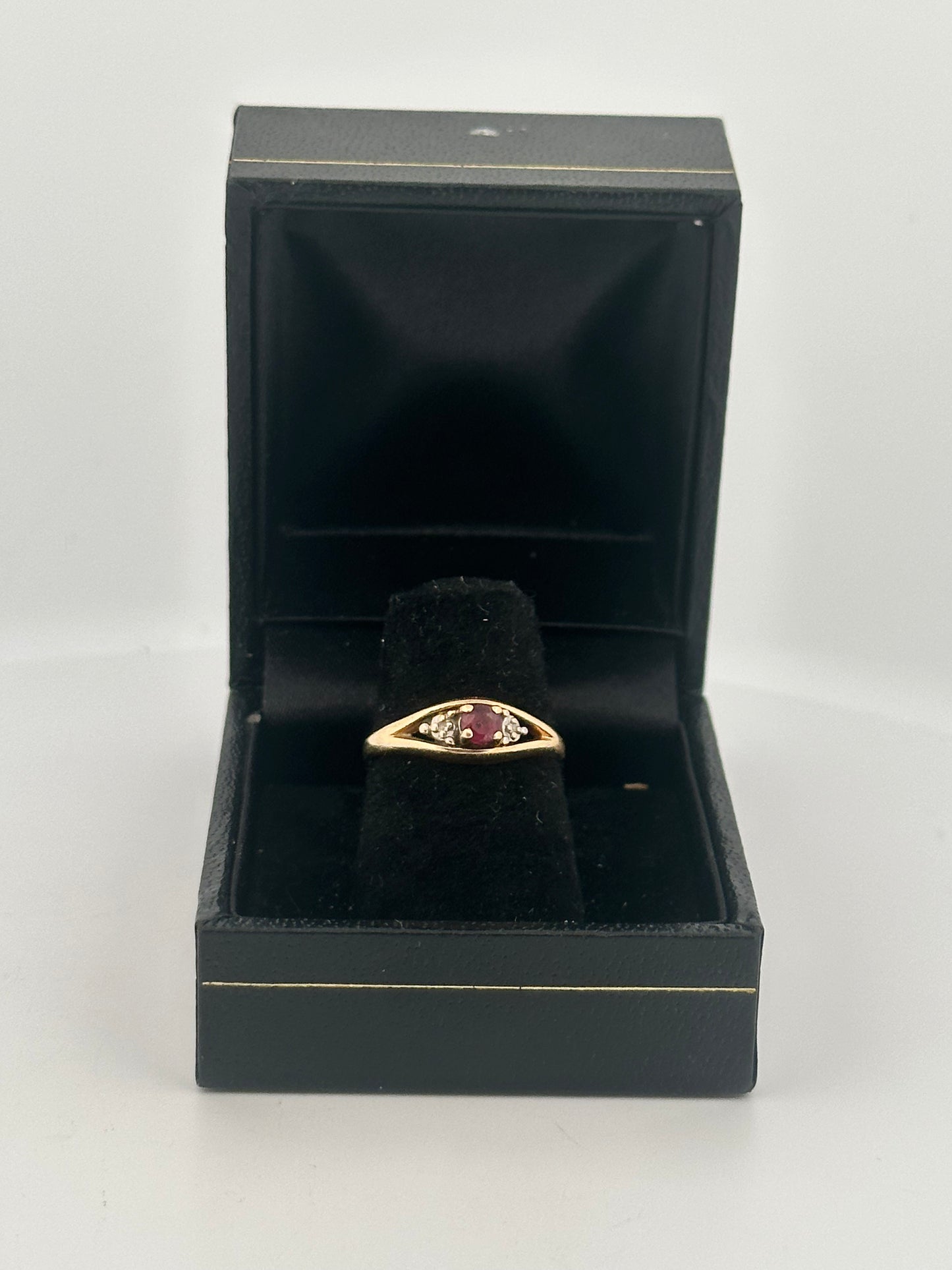 Vintage natural Ruby and Diamond ring in 10k yellow gold