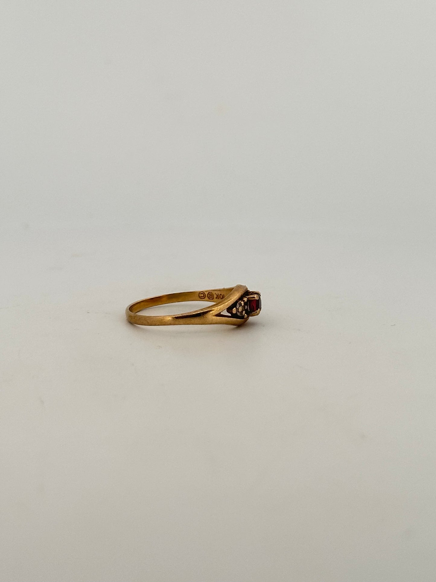 Vintage natural Ruby and Diamond ring in 10k yellow gold