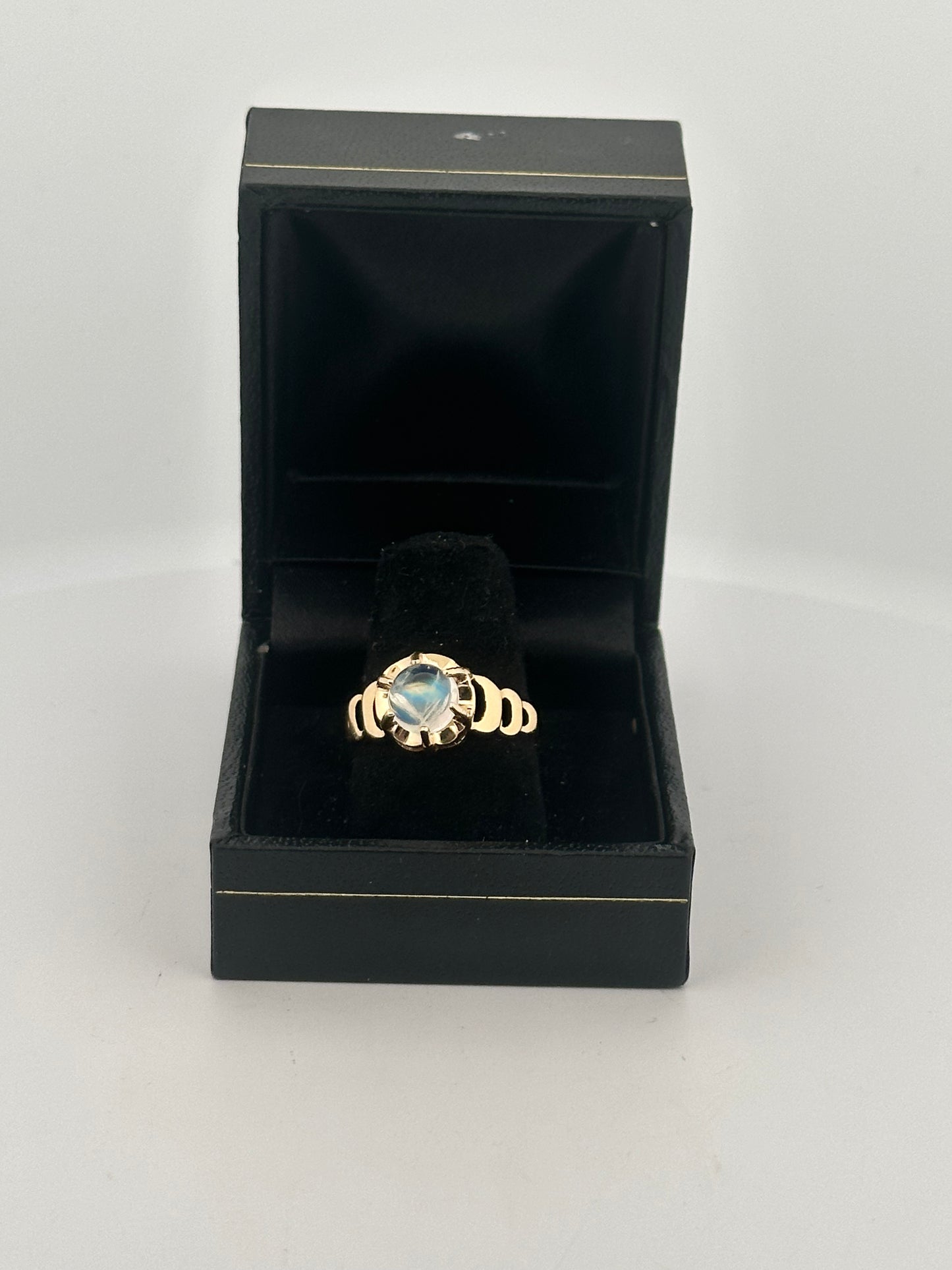 Antique Victorian moonstone cabochon ring in 10k yellow gold