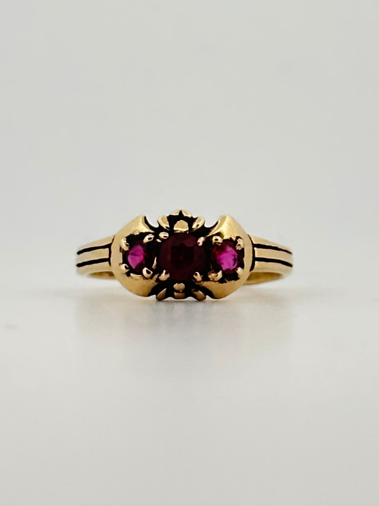 Antique Victorian Ruby ring in 14k yellow gold