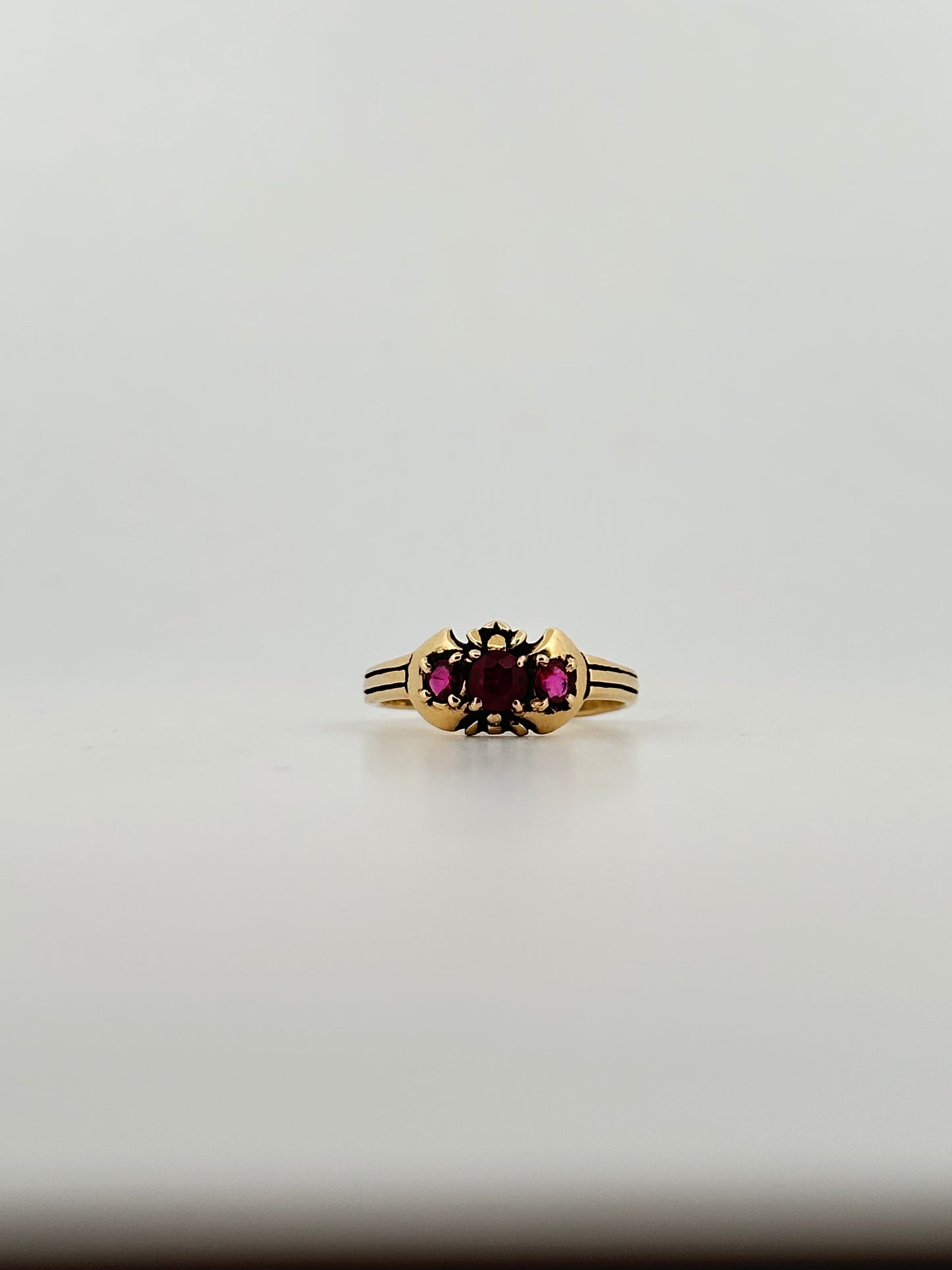 Antique Victorian Ruby ring in 14k yellow gold