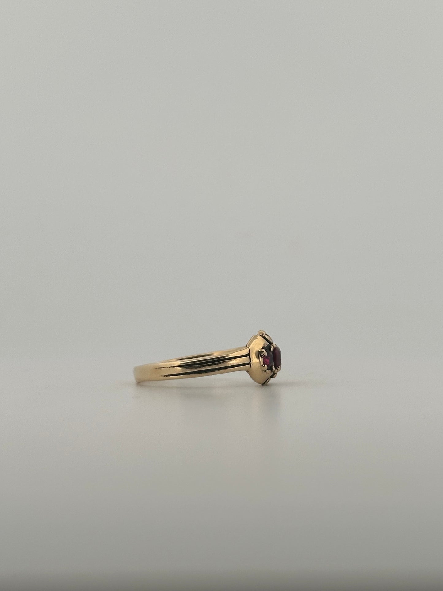 Antique Victorian Ruby ring in 14k yellow gold
